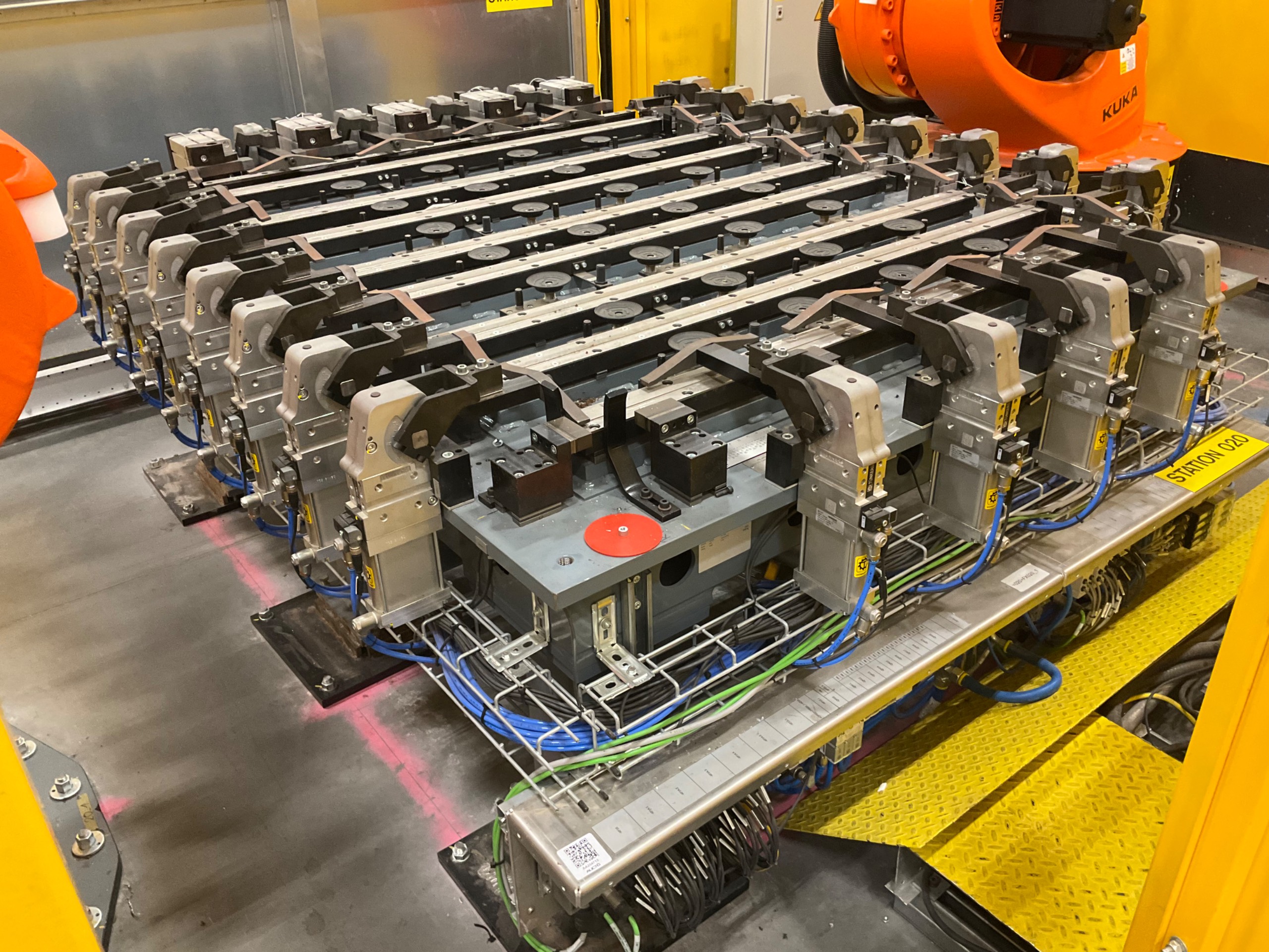 ROBOTIC CLAMPING FIXTURE TABLE - undefined