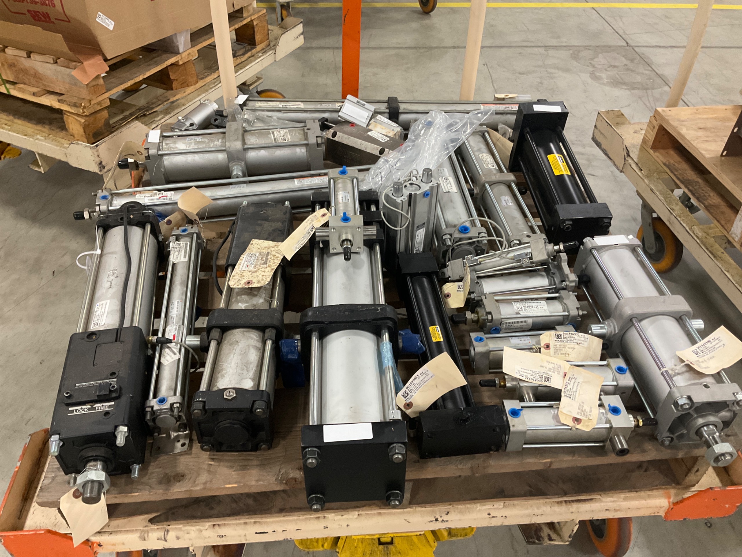 BULK QTY OF PNEUMATIC & HYDRAULIC CYLINDERS - undefined