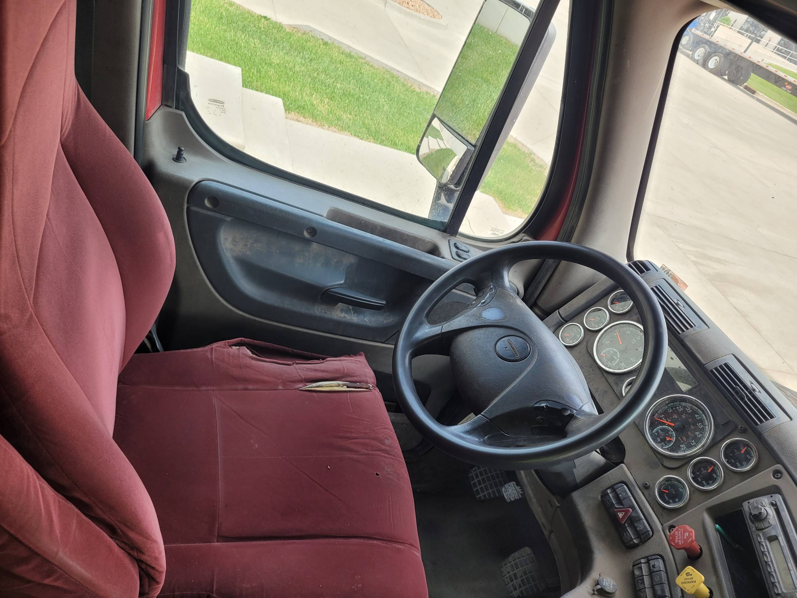 2013 FREIGHTLINER CASCADIA TRACTOR TRUCK - undefined