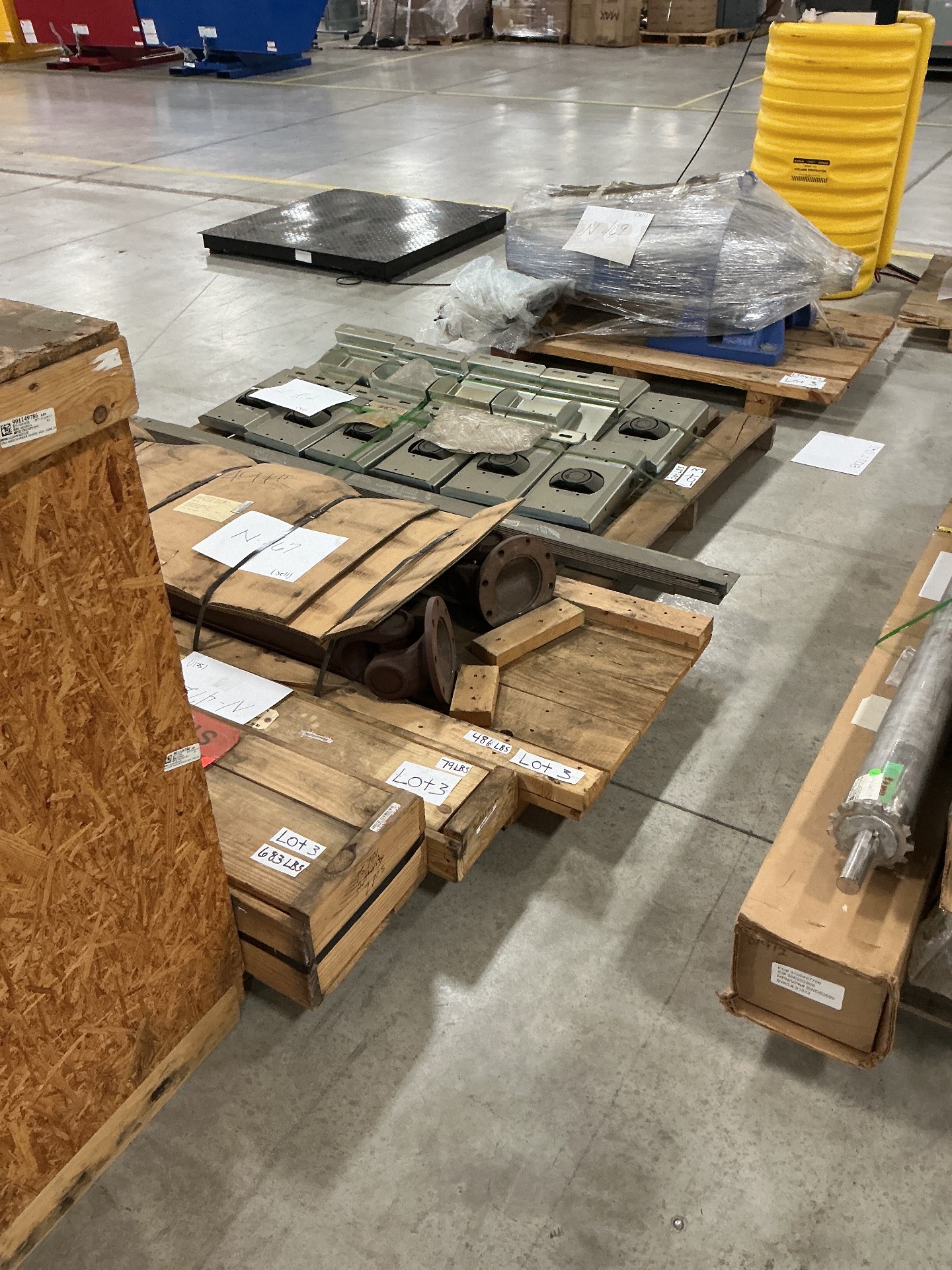 BULK QTY OF INDUSTRIAL PARTS AND PNEUMATIC COMPONENTS - undefined