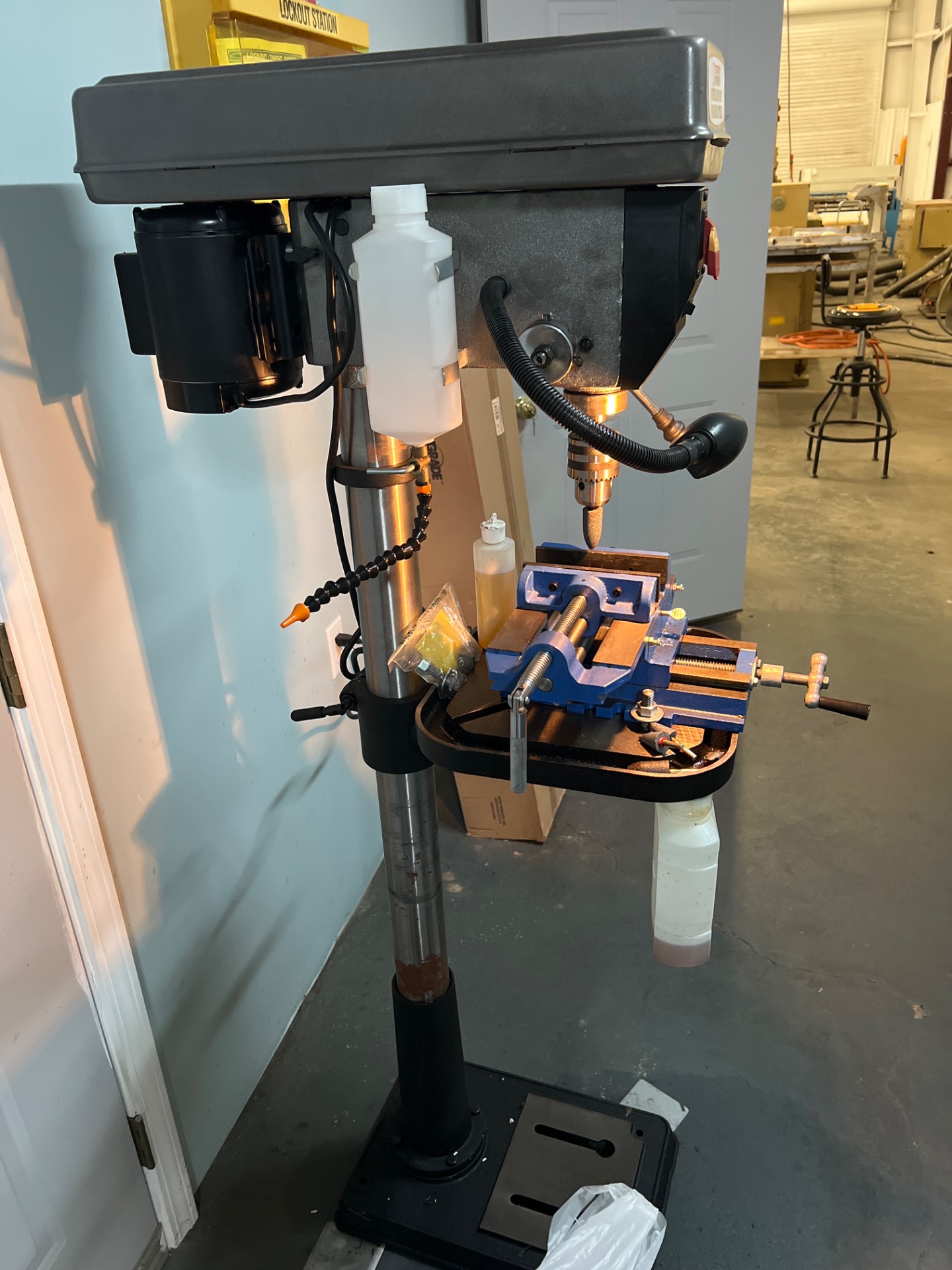 CENTRAL MACHINERY 16 SPEED HEAVY DUTY FLOOR DRILL PRESS - undefined