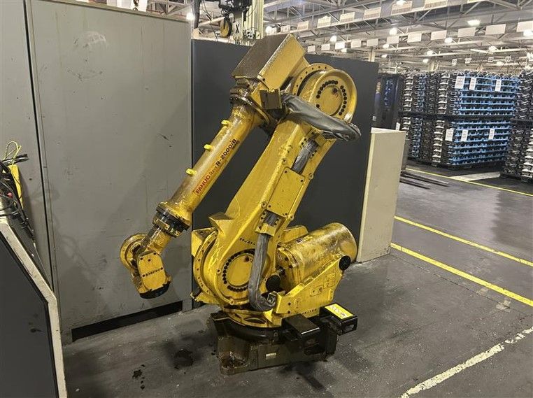 2011 FANUC ROBOTICS R-2000IB/165F - undefined