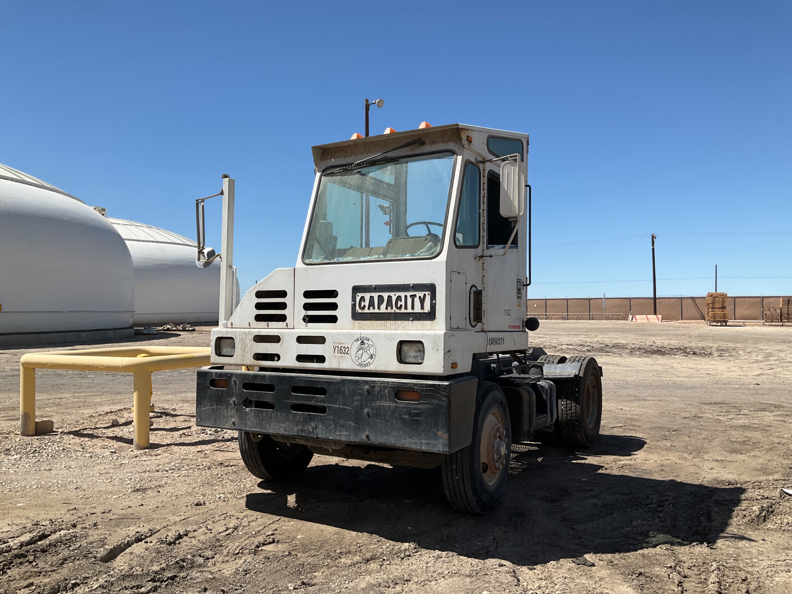 2000 CAPACITY TRUCKS TJ5000 UTILITY TRUCK - undefined