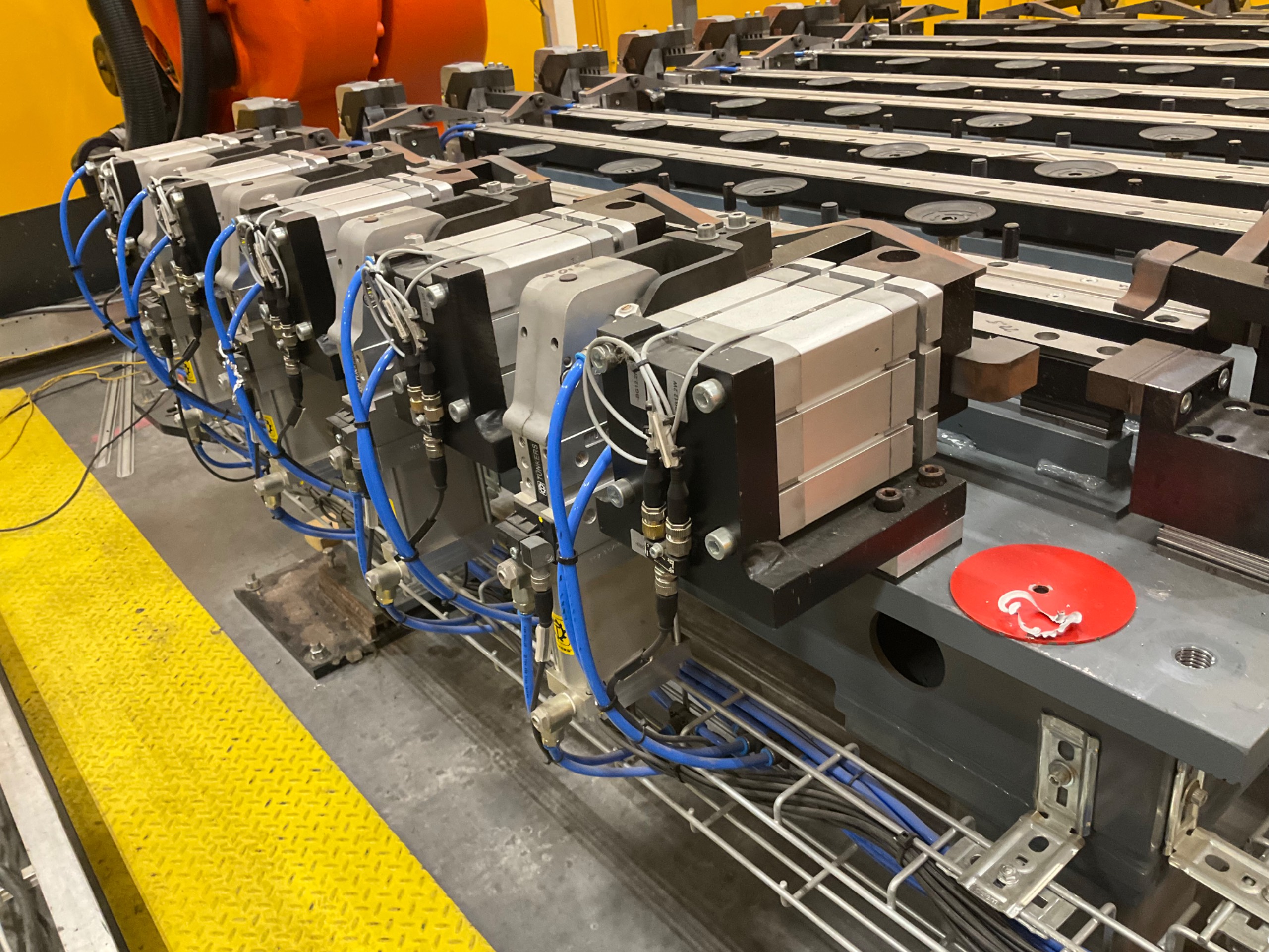 ROBOTIC CLAMPING FIXTURE TABLE - undefined