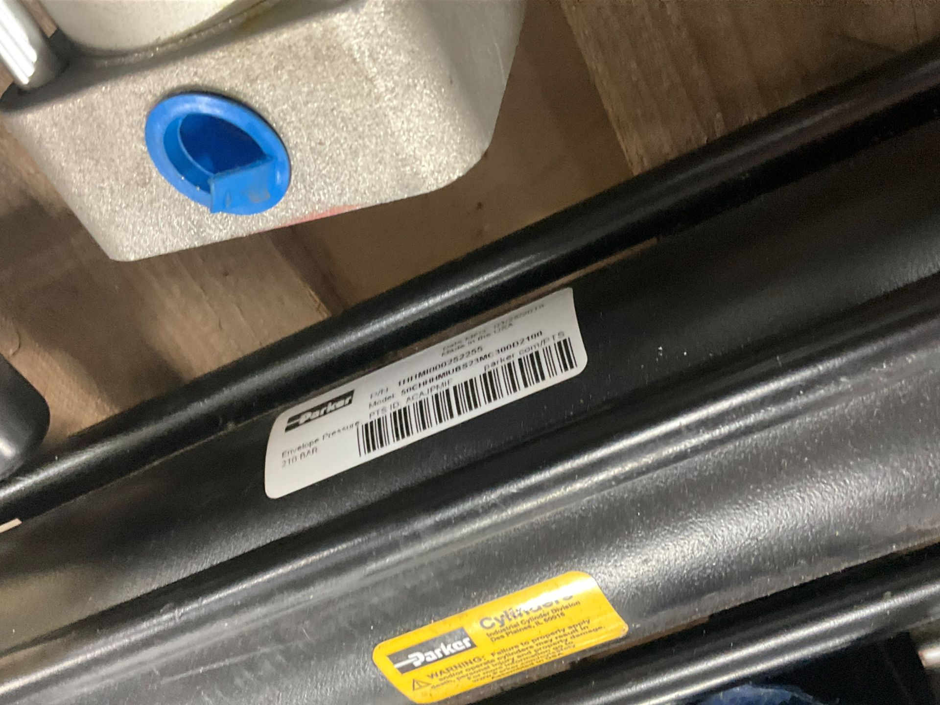 BULK QTY OF PNEUMATIC & HYDRAULIC CYLINDERS - undefined