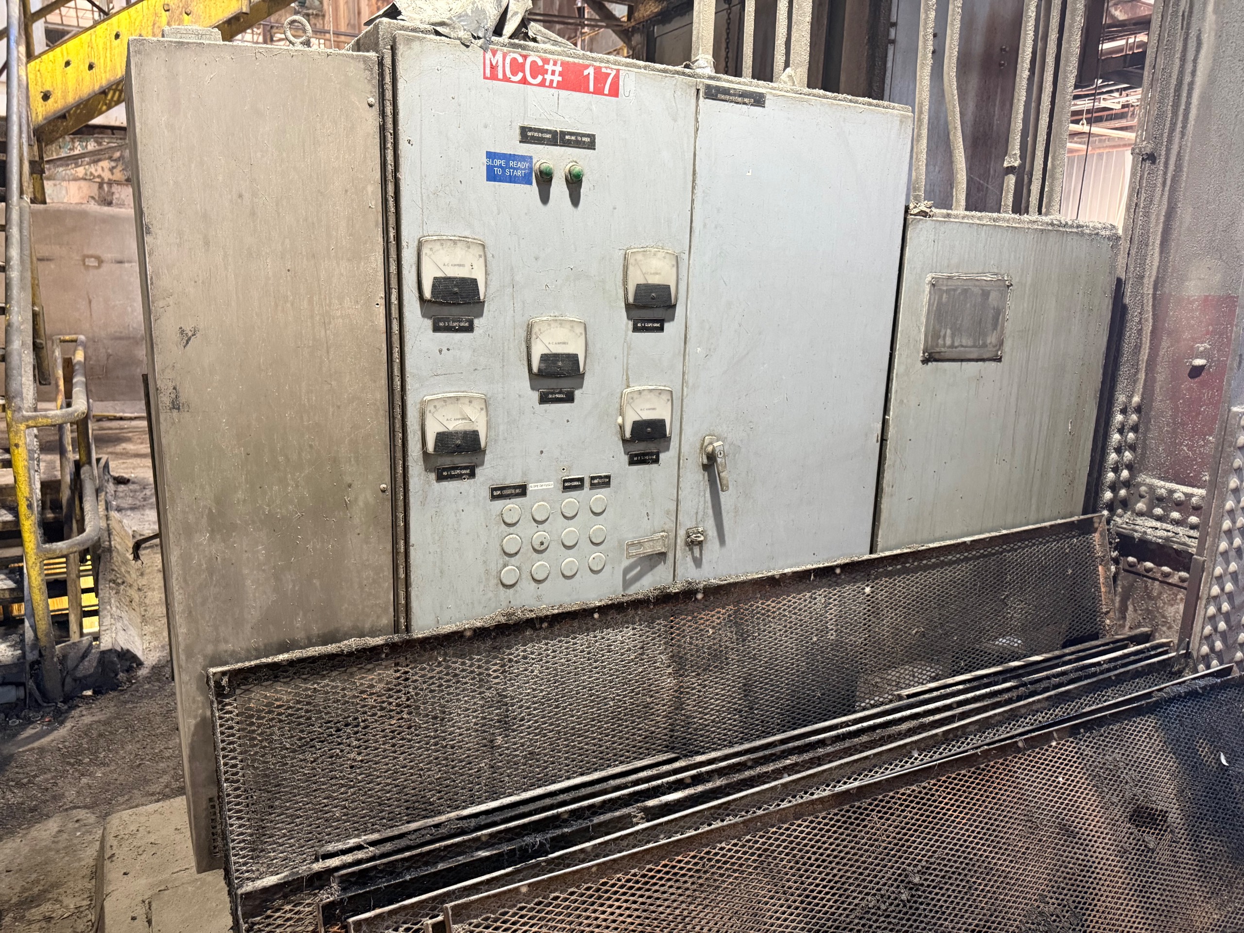 BULK QTY OF ALLEN BRADLEY 2100 CENTERLINE MCC, 10 SECTIONS - undefined