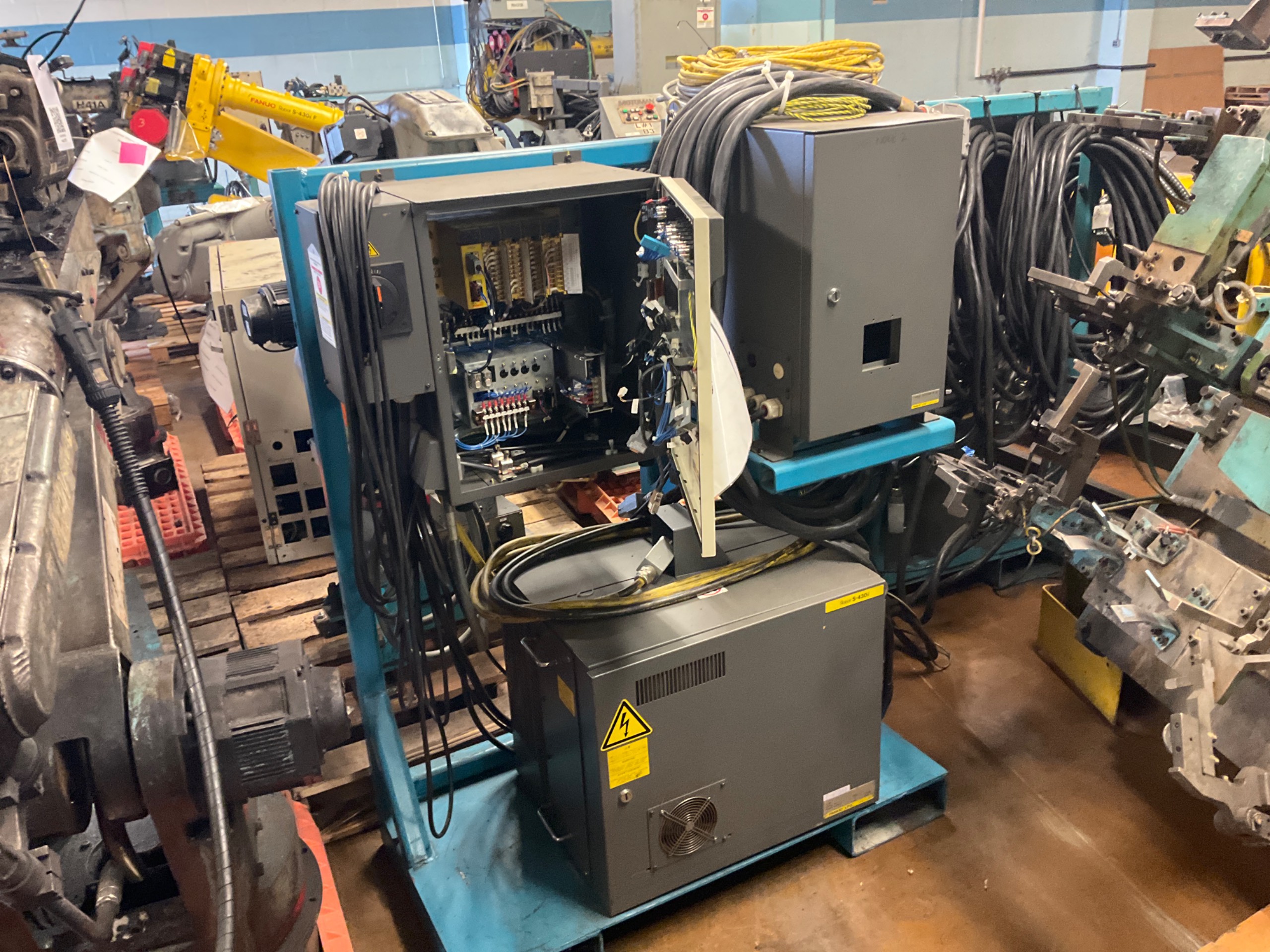 2000 FANUC R-J3 ROBOT CONTROLLER - undefined