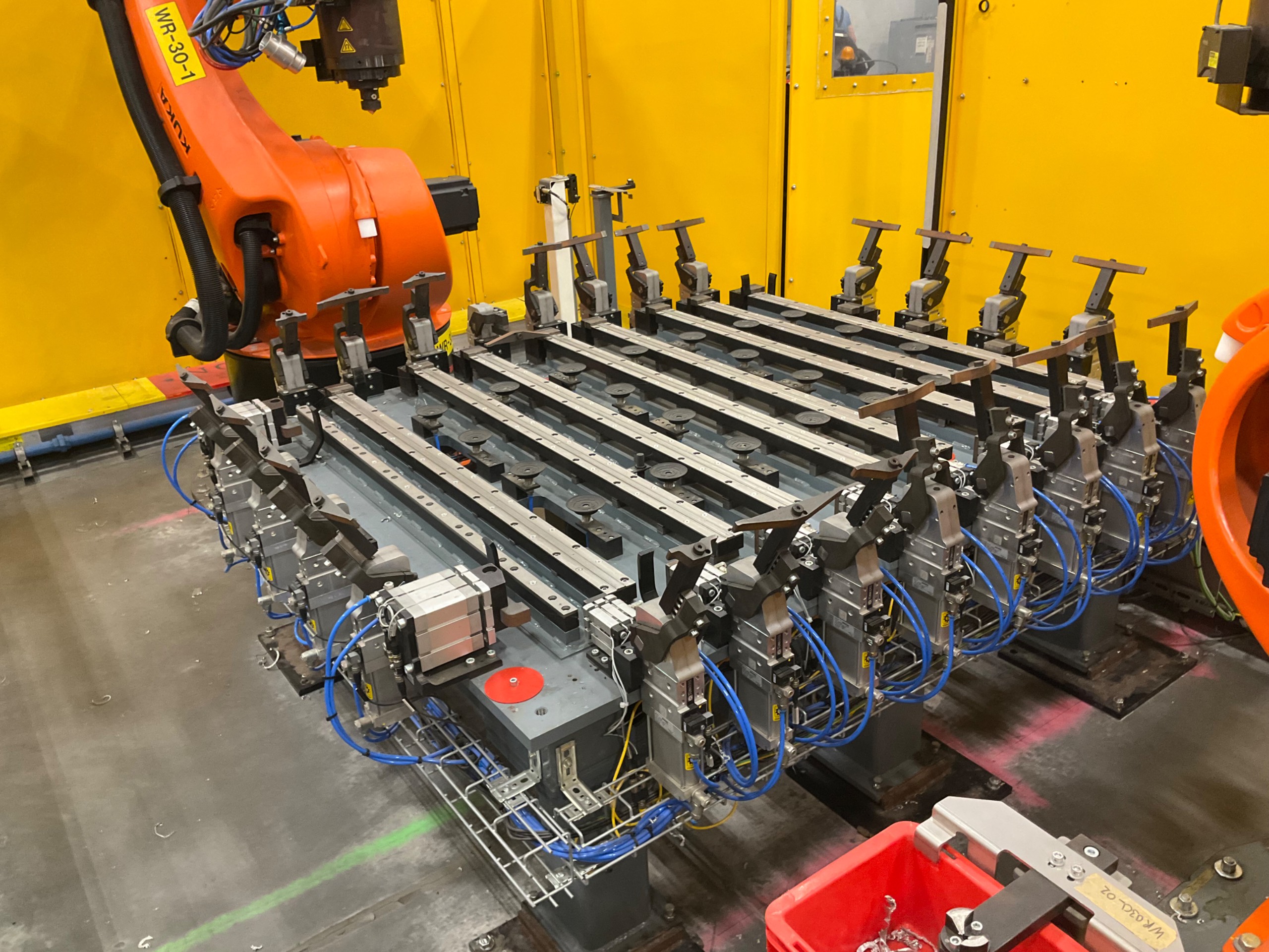 ROBOTIC CLAMPING FIXTURE TABLE - undefined