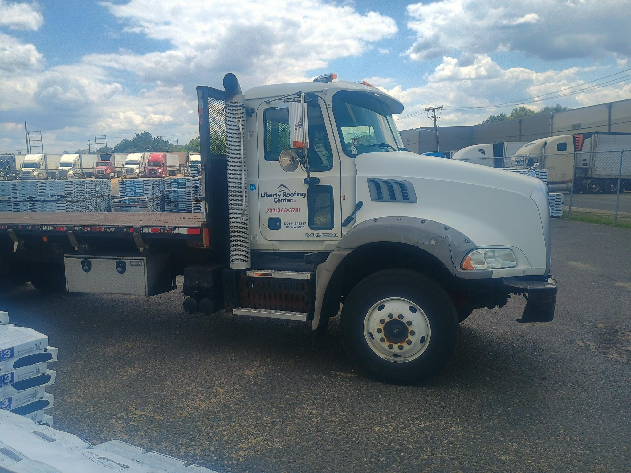 2015 - MACK - GU533 FLATBED TRUCK - undefined
