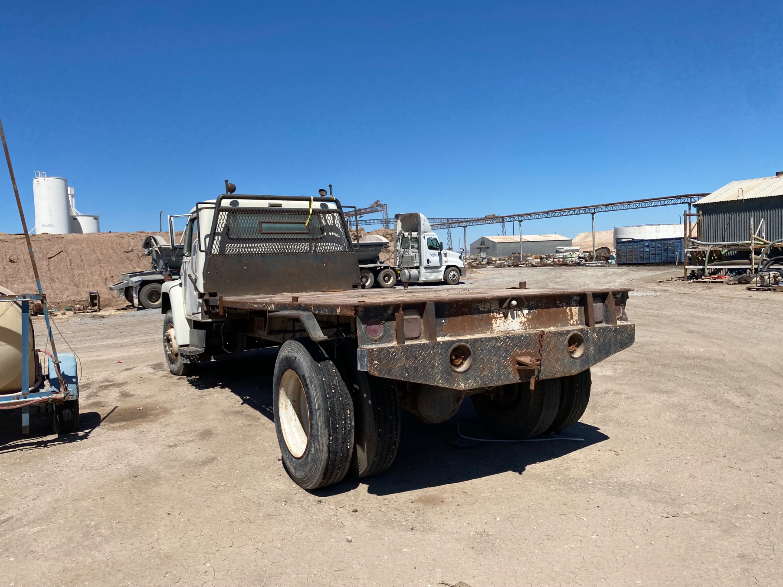 1979 INTERNATIONAL 1724 DUMP TRUCK - undefined