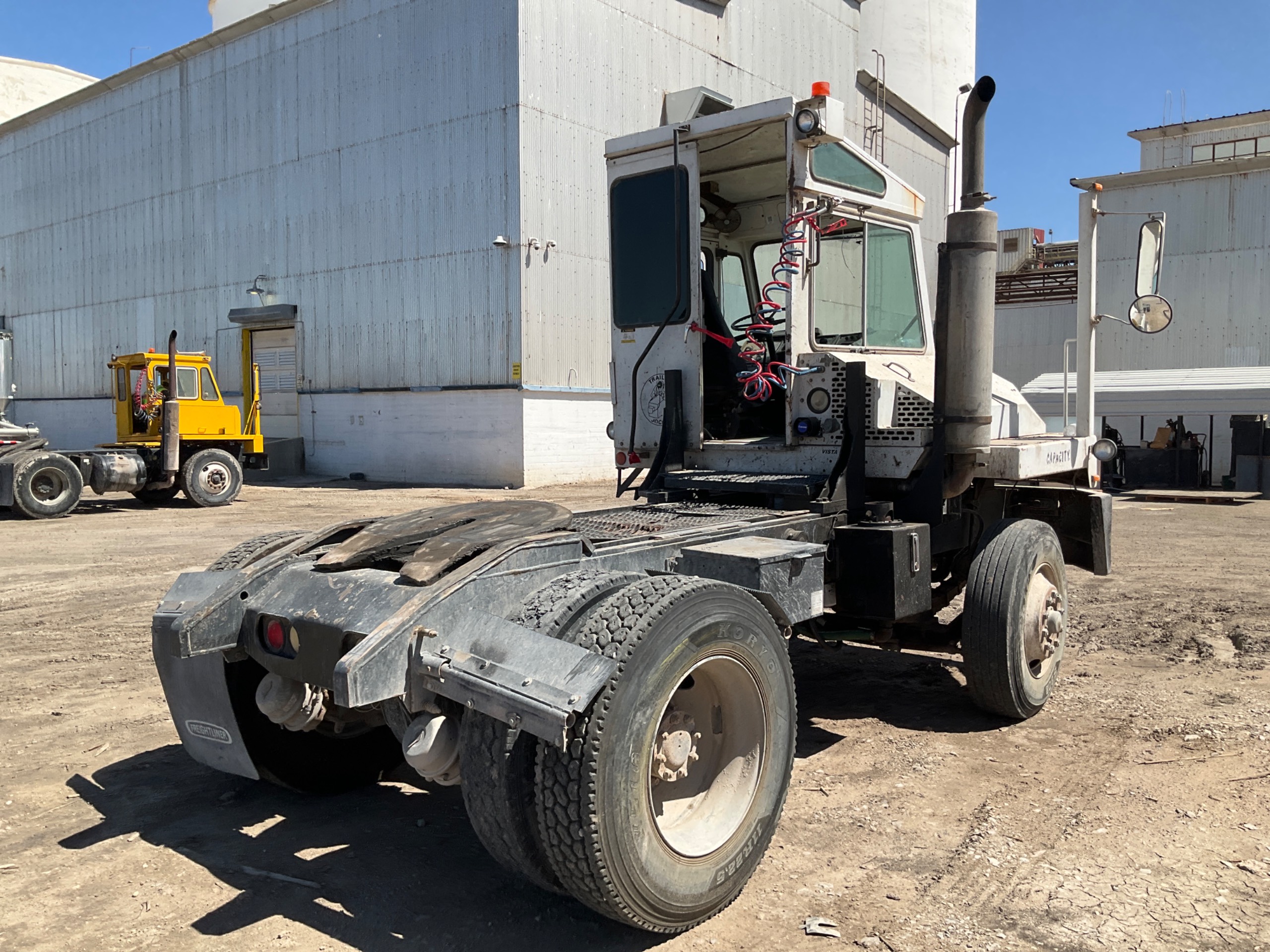 2000 CAPACITY TRUCKS TJ5000 UTILITY TRUCK - undefined