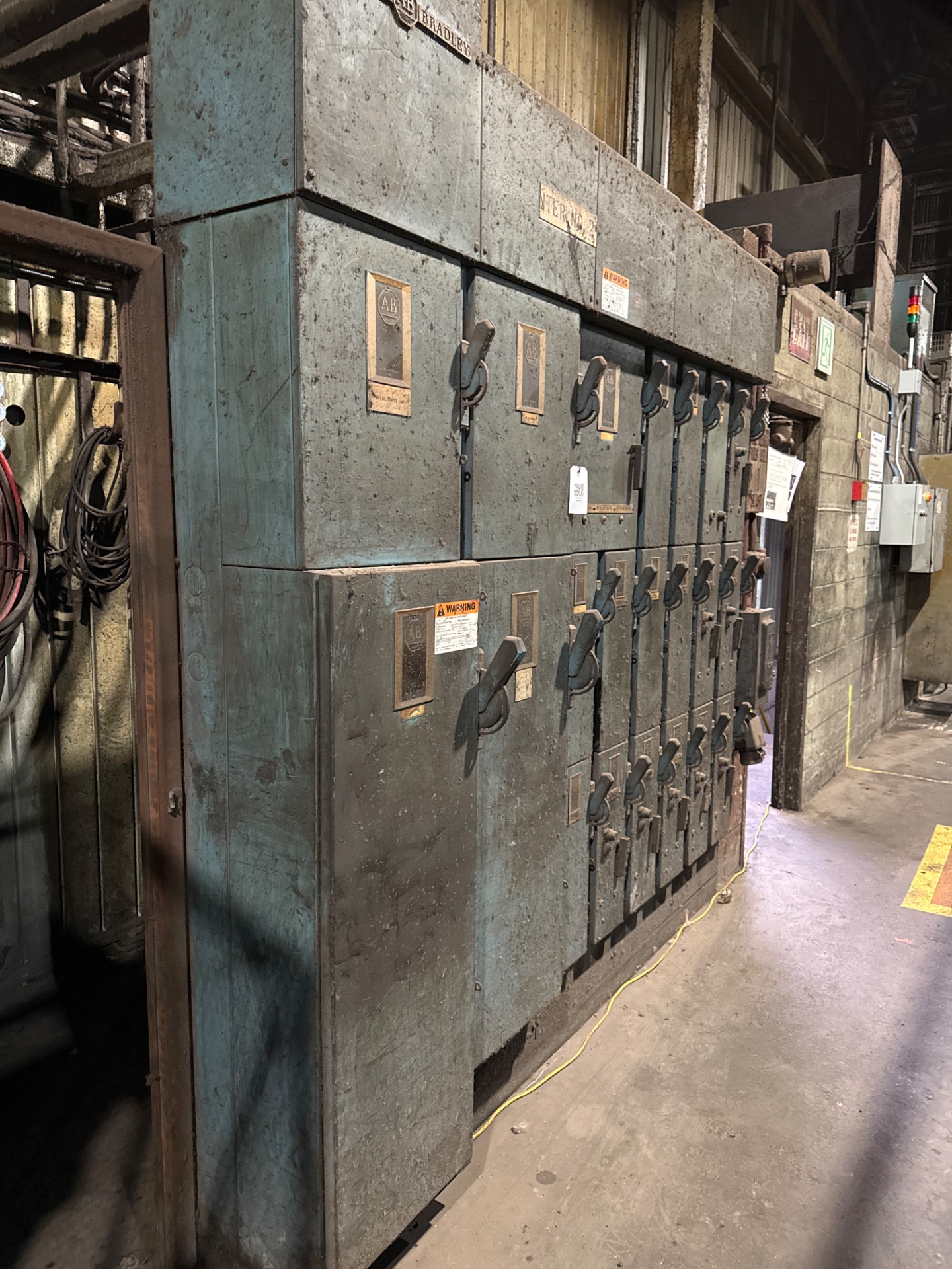BULK QTY OF ALLEN-BRADLEY MOTOR STARTERS, 600V - undefined
