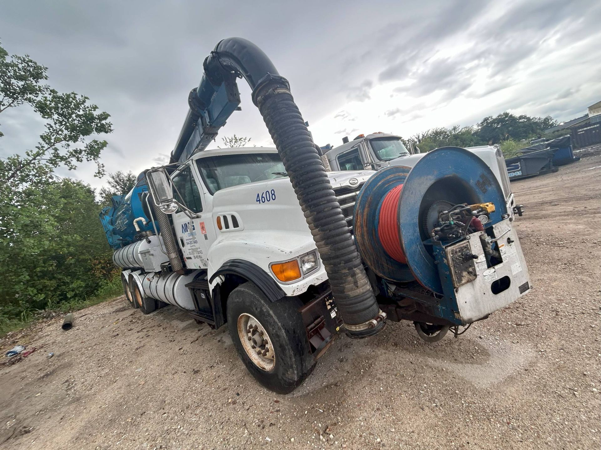 2004 STERLING L9500 SERIES HYDRO EXCAVATOR TRUCK - undefined