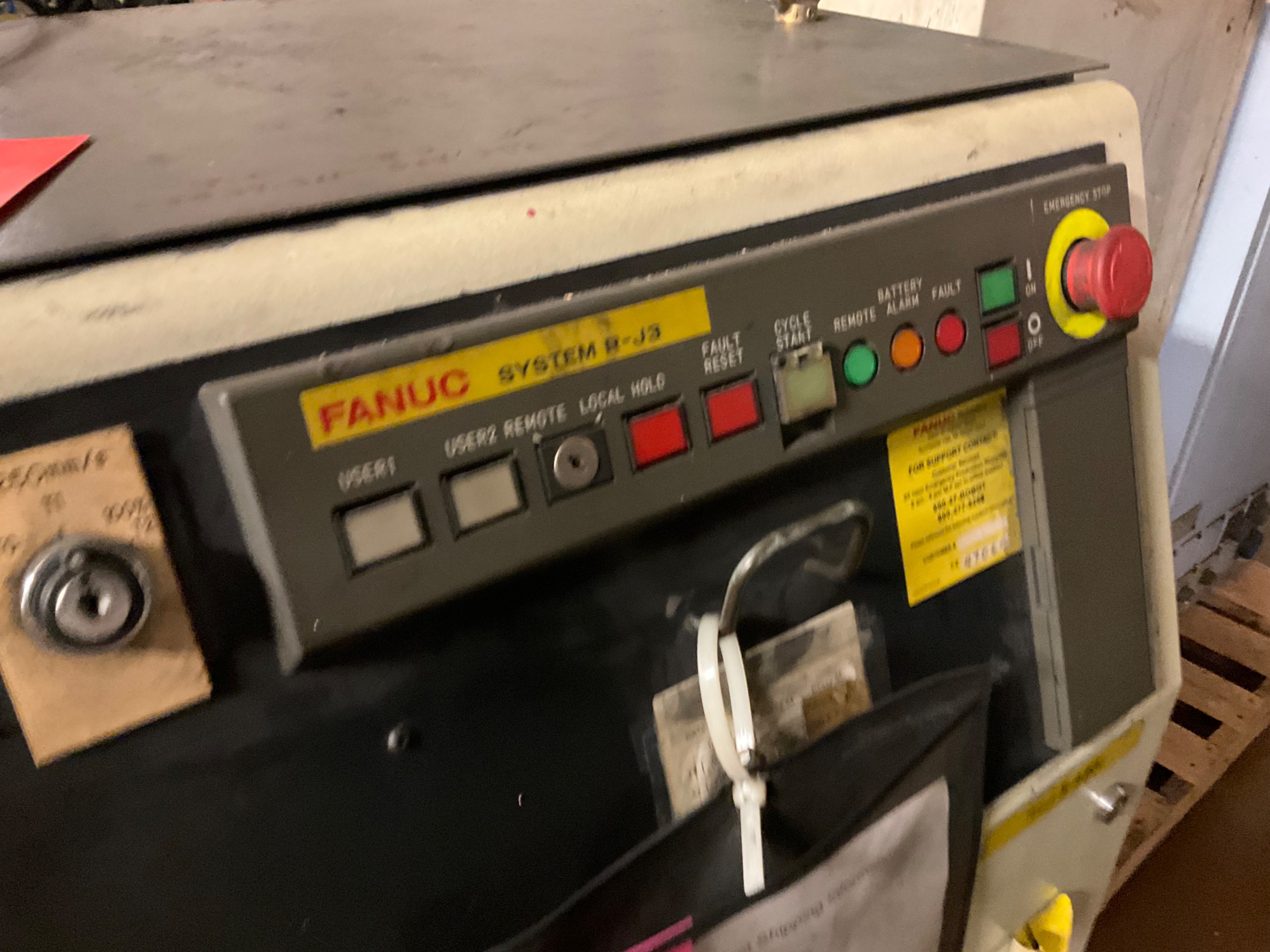 2000 FANUC R-J3 ROBOT CONTROLLER - undefined