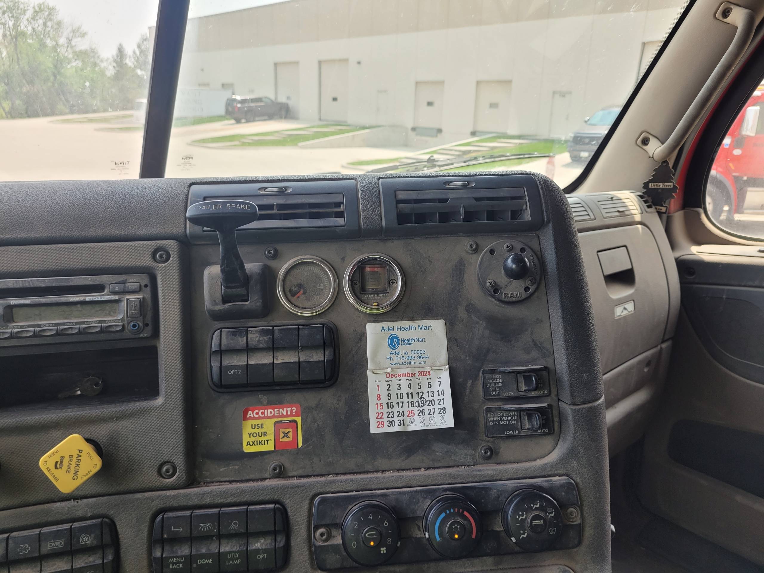 2013 FREIGHTLINER CASCADIA TRACTOR TRUCK - undefined