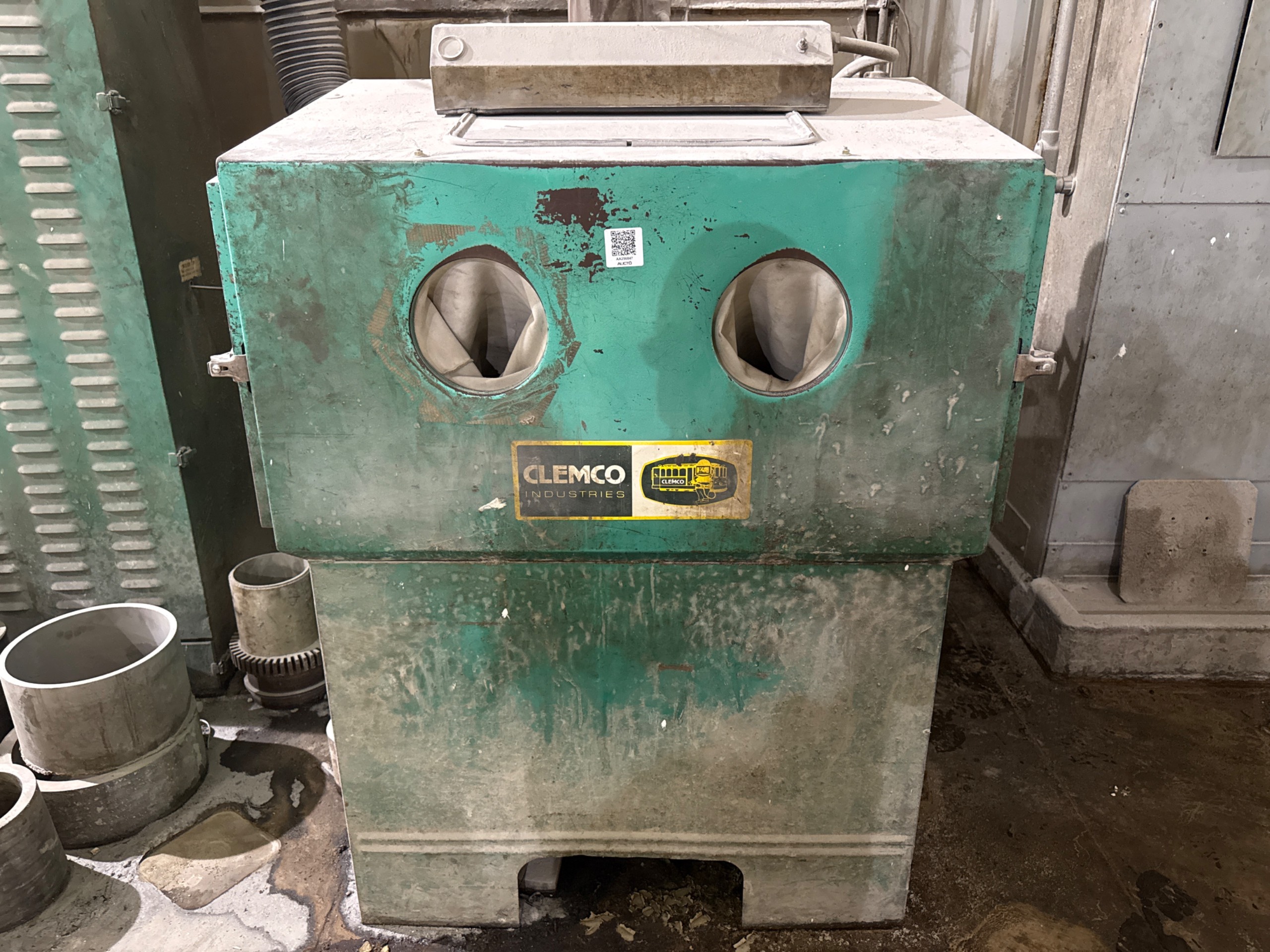 CLEMCO BLASTING CABINET - undefined