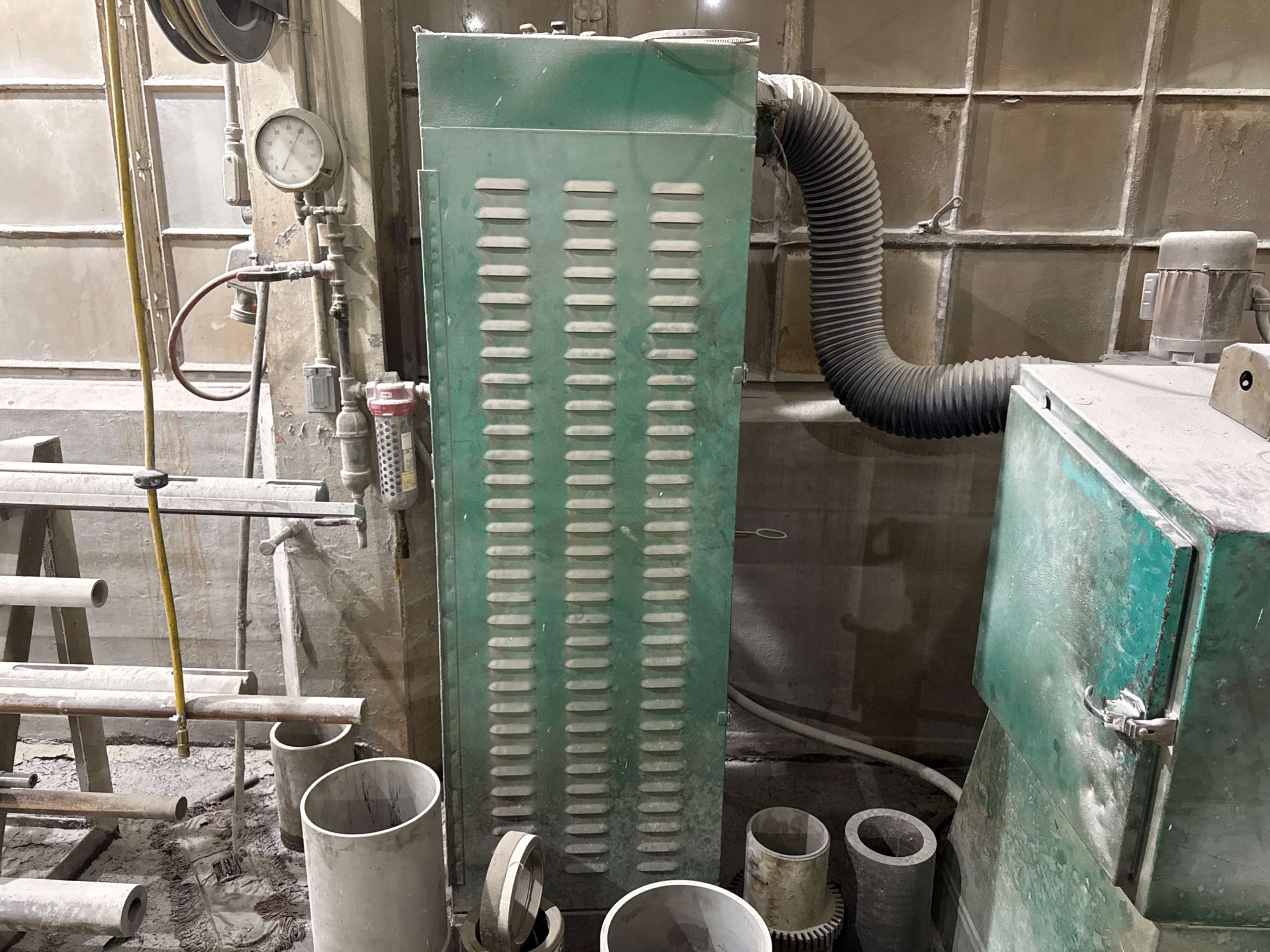CLEMCO BLASTING CABINET - undefined