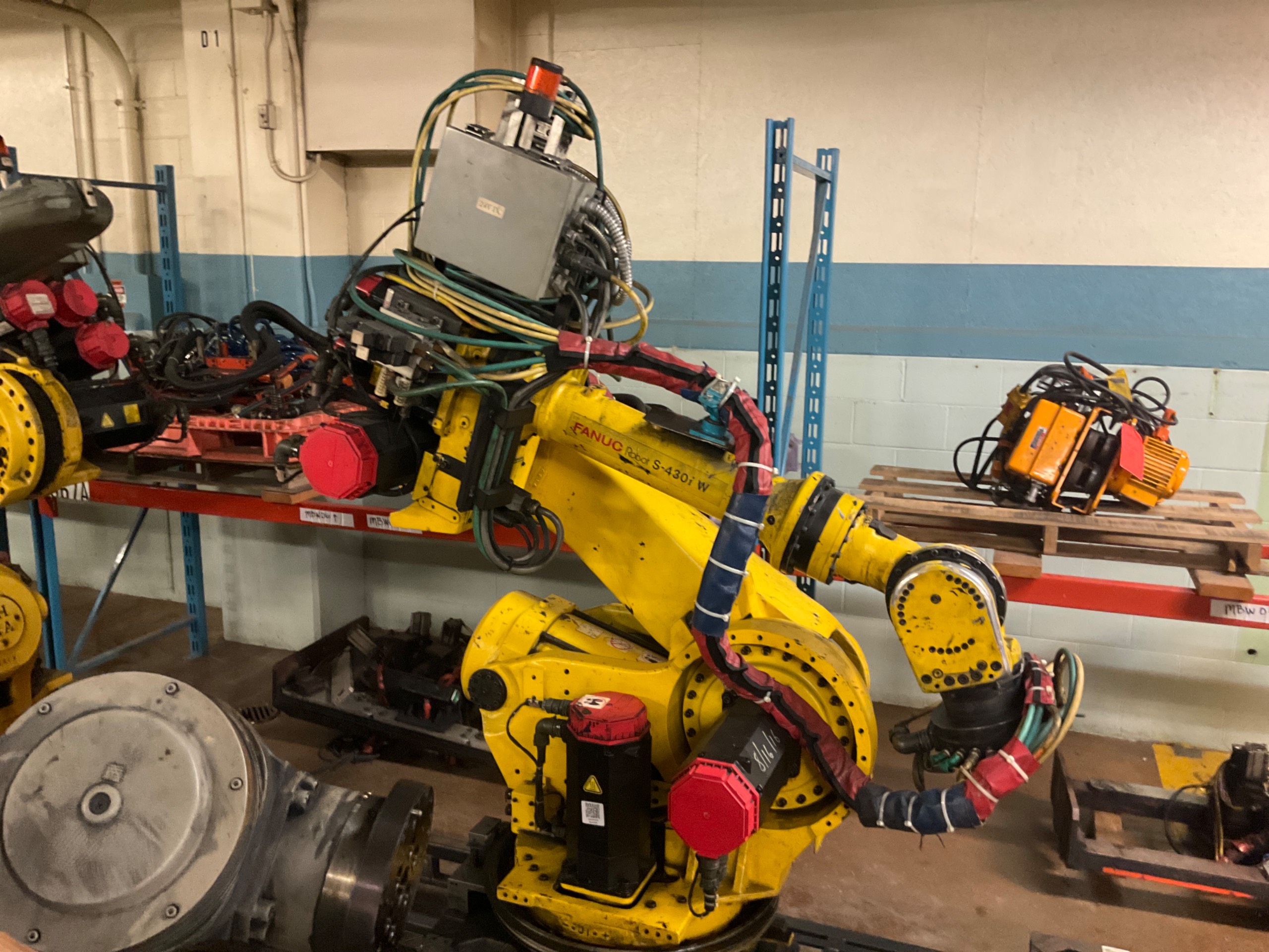 2000 FANUC S-430I W ARTICULATED ROBOT - undefined