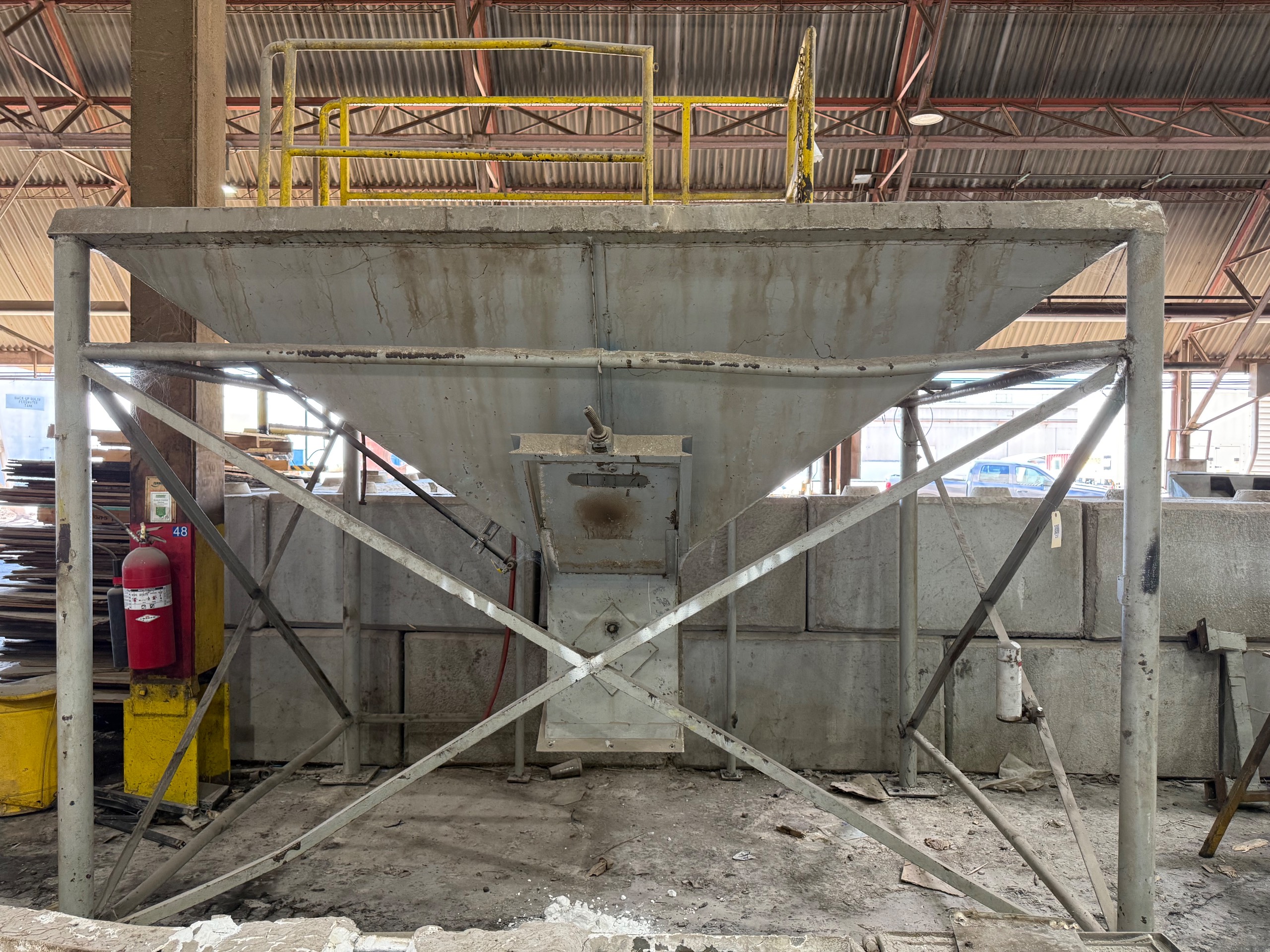 STAINLESS HOPPER BIN, 108"X70" - undefined