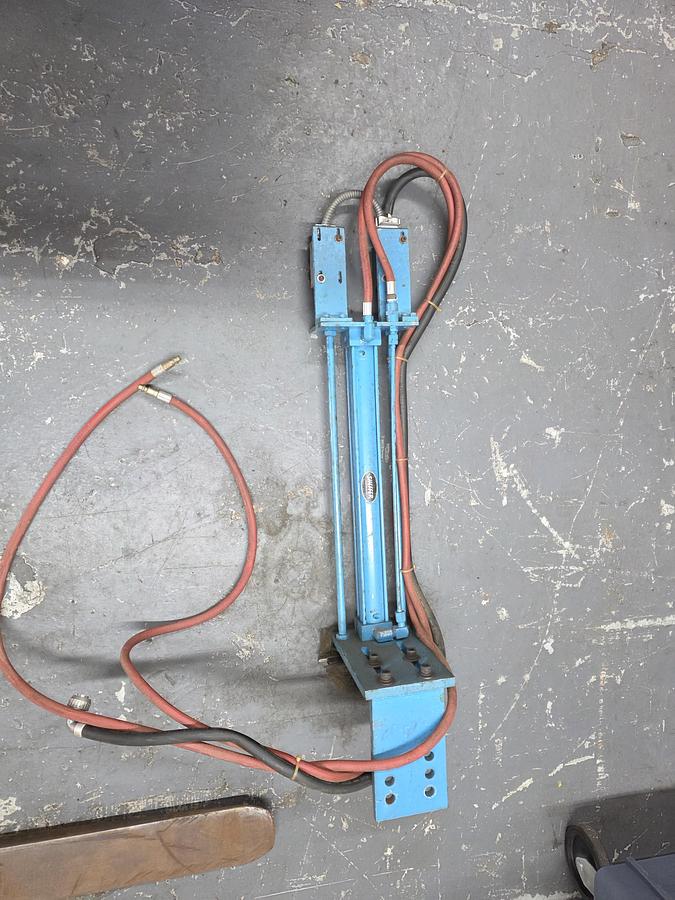 1982 AVNET H20E DIE CASTING MACHINE - undefined