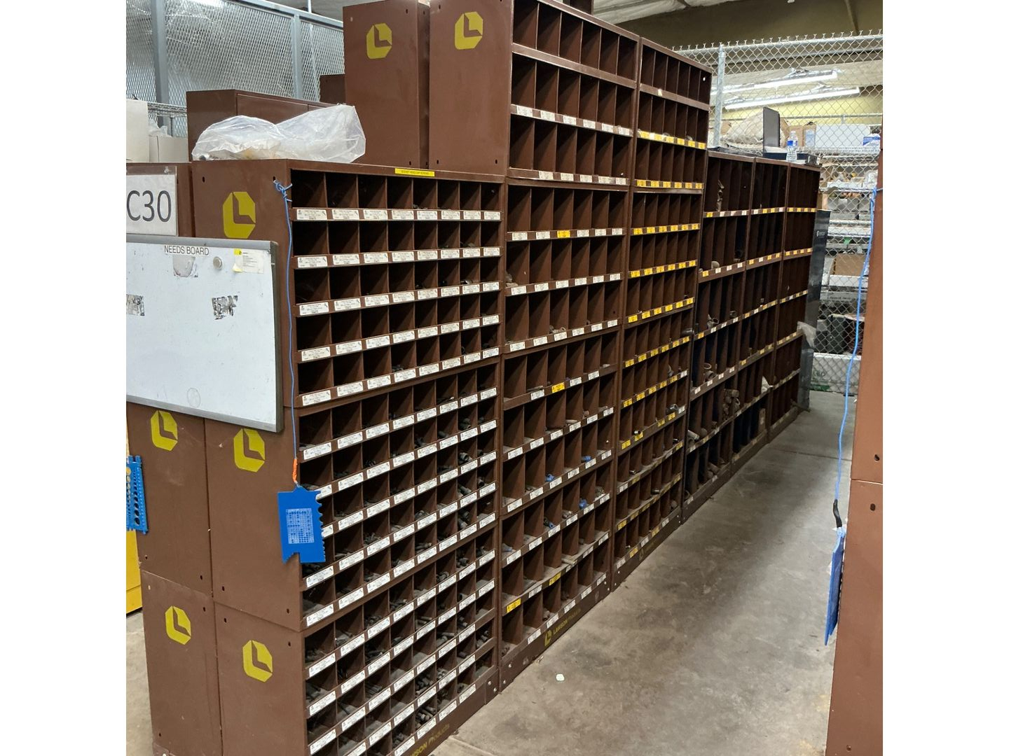 BULK QTY OF INDUSTRIAL FASTENERS - undefined