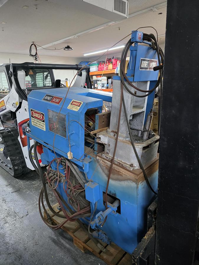 1982 AVNET H20E DIE CASTING MACHINE - undefined