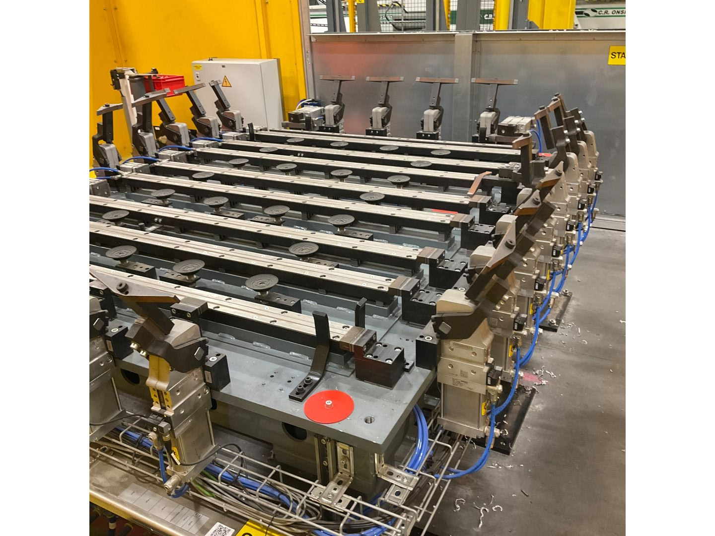 ROBOTIC CLAMPING FIXTURE TABLE - undefined