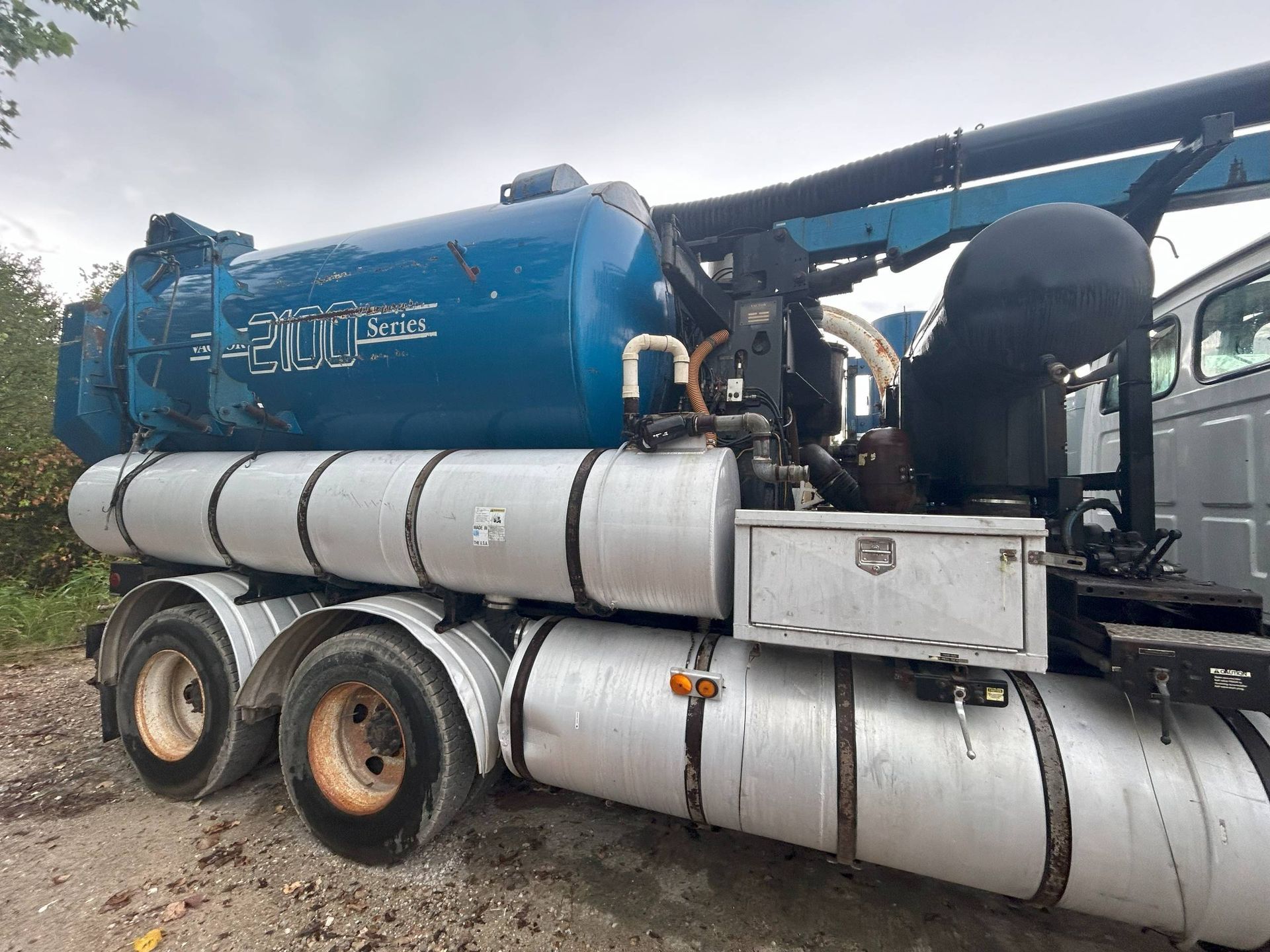 2004 STERLING L9500 SERIES HYDRO EXCAVATOR TRUCK - undefined