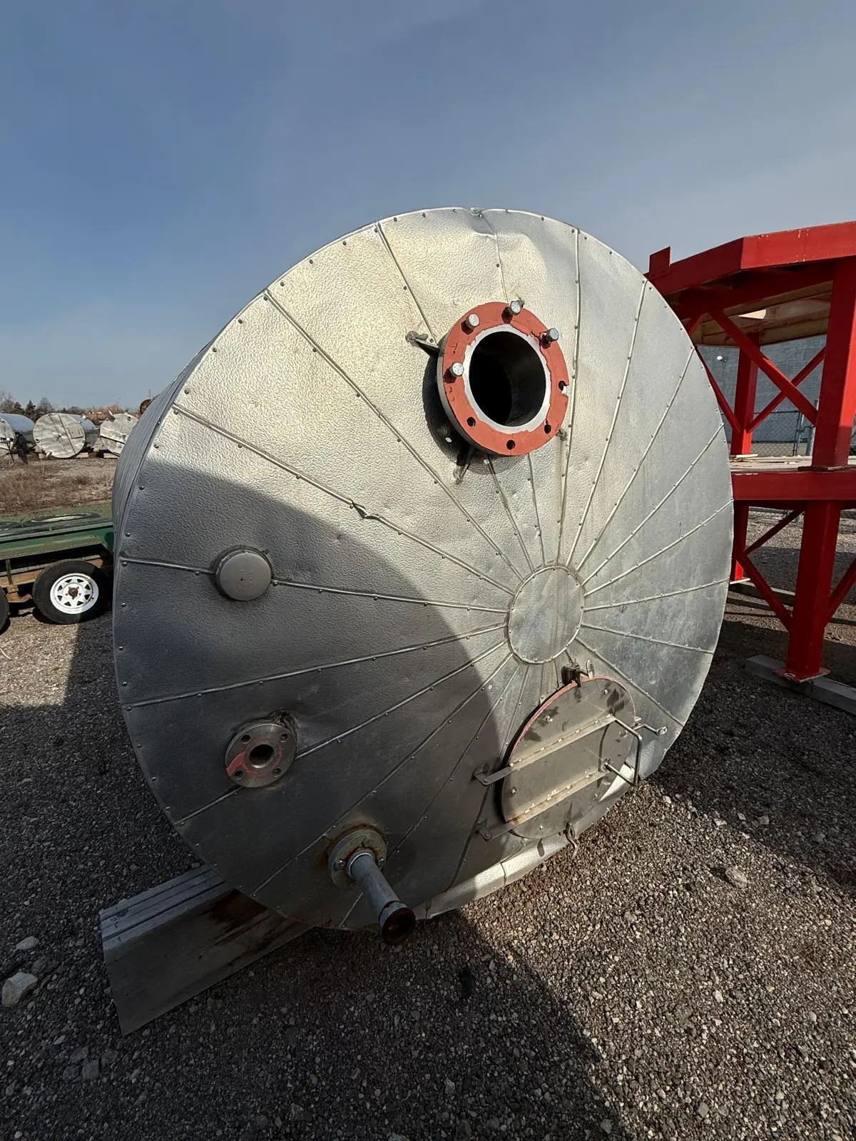 VERTICAL STAINLESS STEEL STORAGE TANK, 2800 GALLONS, INSULATED, 85X85X115IN, 3500 LBS - undefined