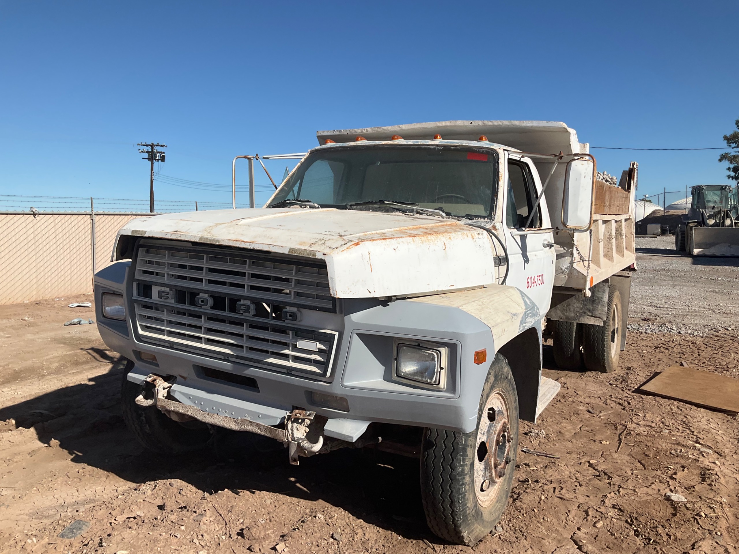 1982 FORD F600 DUMP TRUCK - undefined