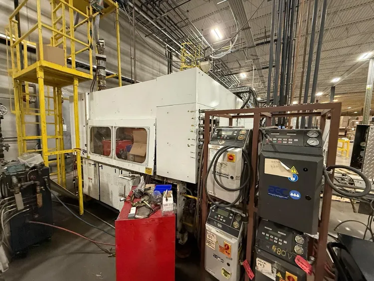 2002 JOMAR MODEL 135 INJECTION BLOW MOLDING MACHINE, 135 TONS, 460V, 100 HP, 32,000 LBS - undefined