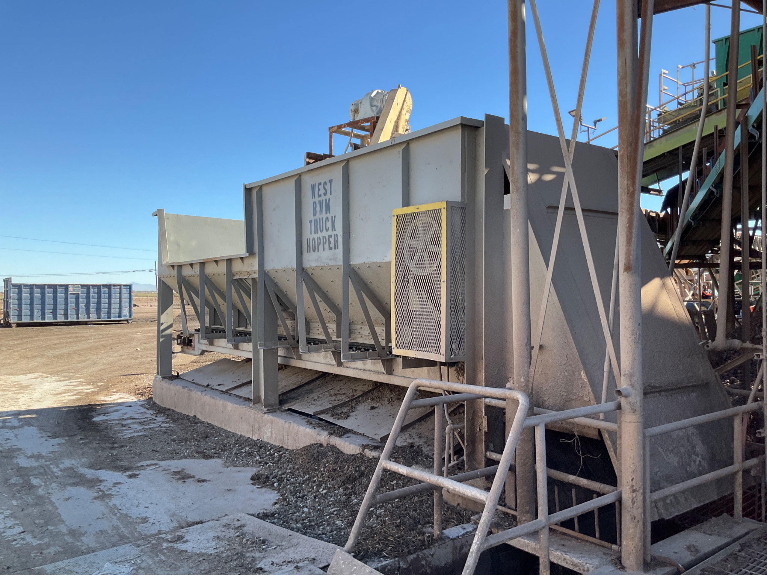 LIVE BOTTOM HOPPER FEEDER - undefined
