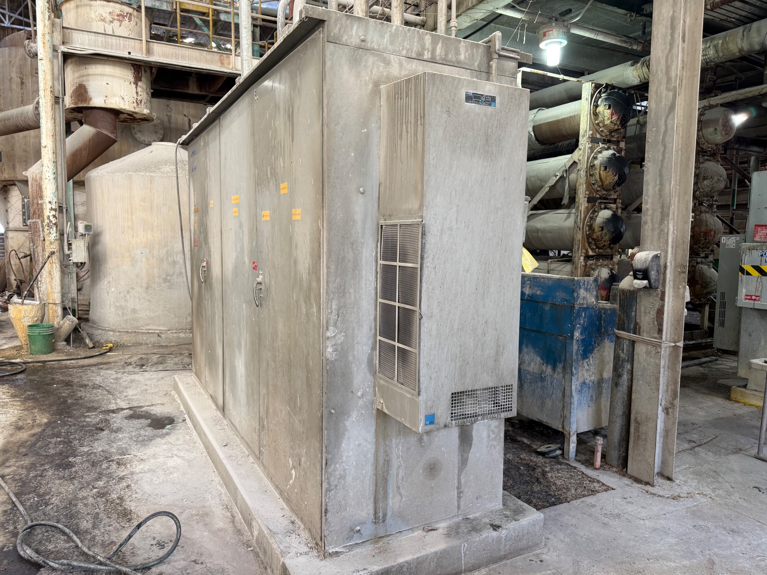 BULK QTY OF ALLEN BRADLEY 2100 CENTERLINE MCC, 10 SECTIONS - undefined