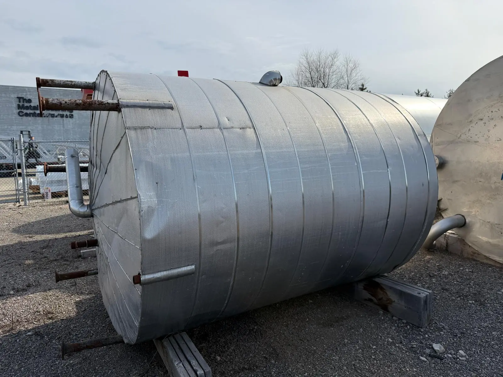 VERTICAL STAINLESS STEEL STORAGE TANK, 2800 GALLONS, INSULATED, 85X85X115IN, 3500 LBS - undefined