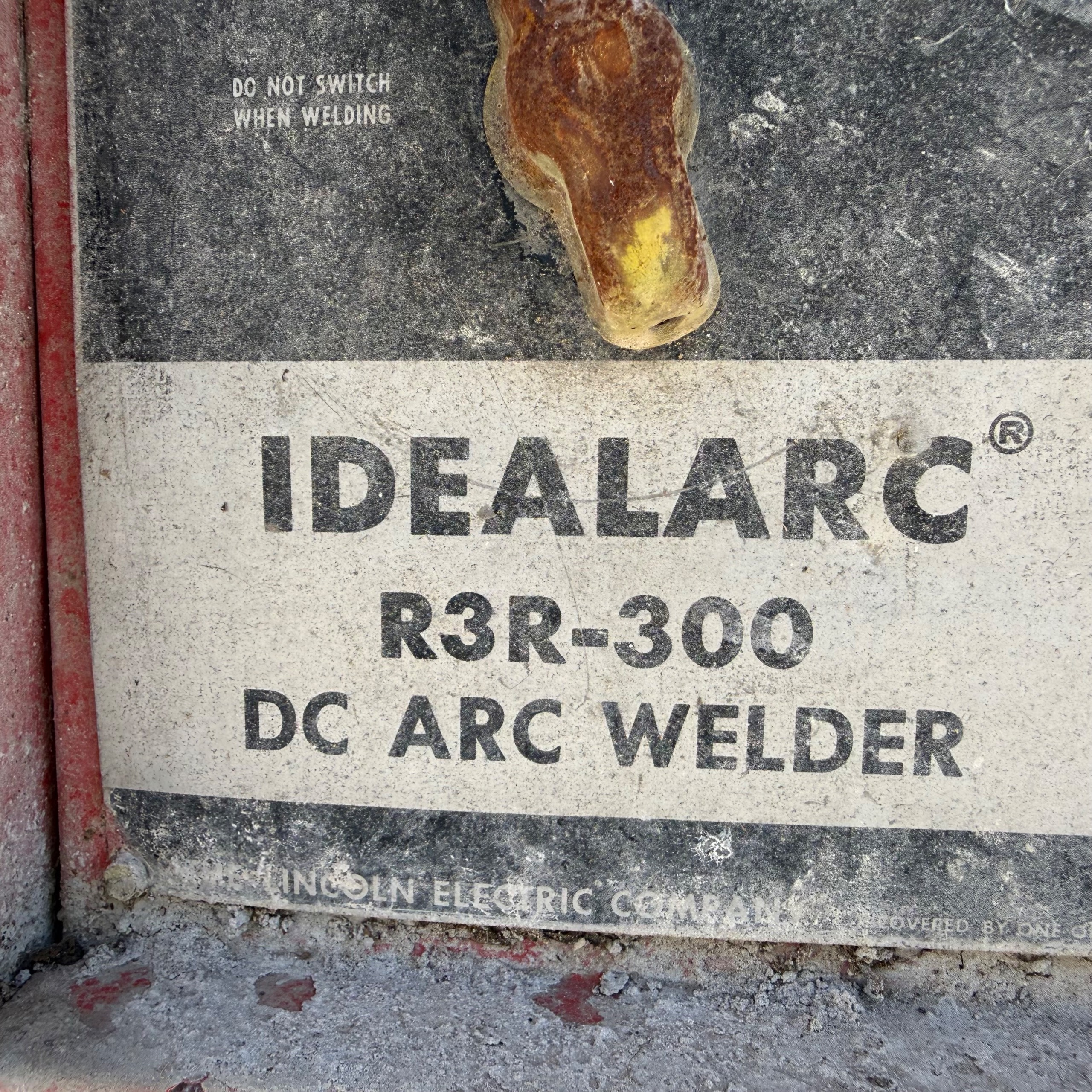 LINCOLN IDEALARC R3R-300 DC ARC WELDER - undefined