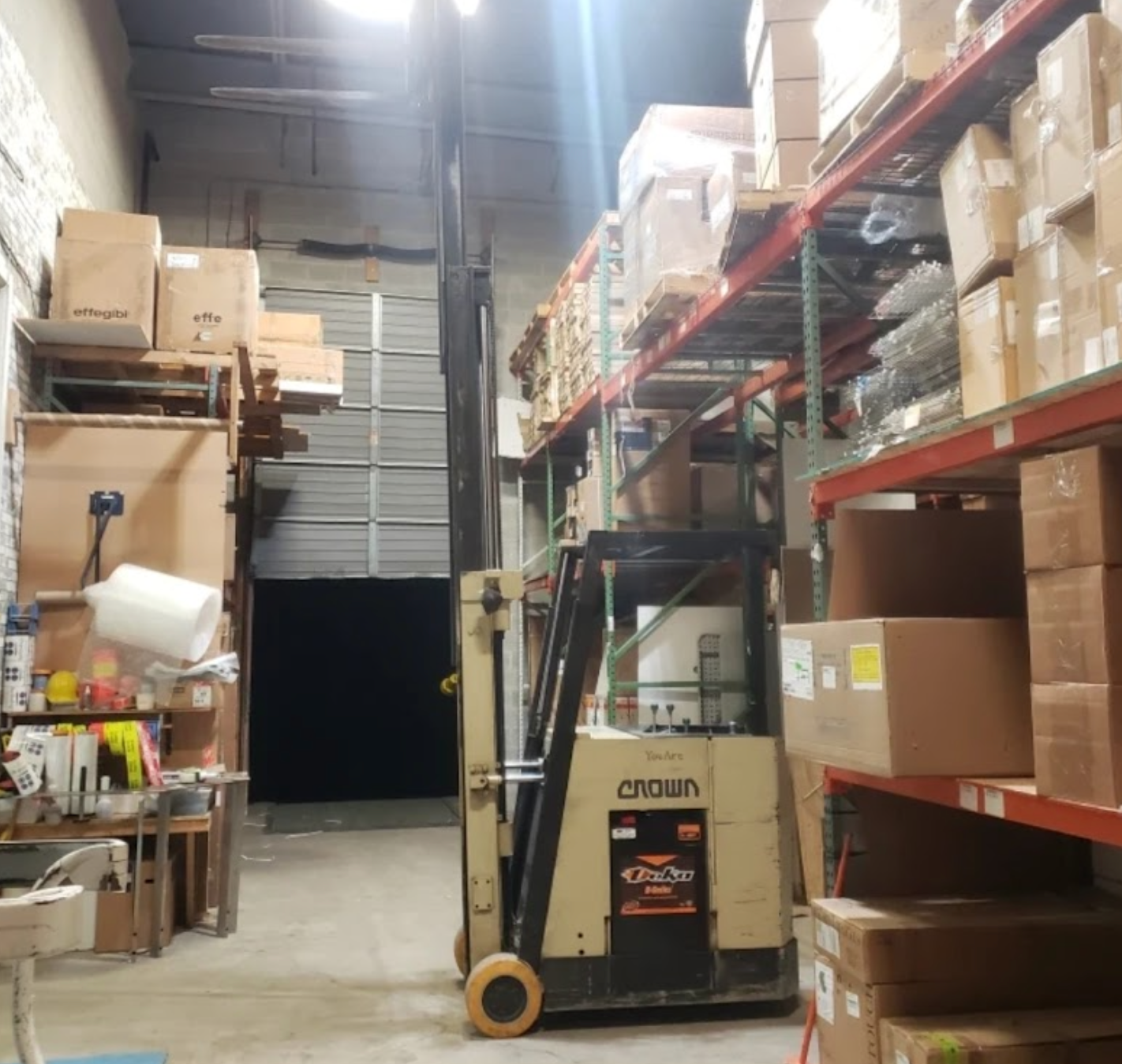 CROWN 35RCTT STAND-UP ELECTRIC COUNTERBALANCE FORKLIFT, 36V, 3500LB, 190IN LIFT, 7.2MPH - undefined