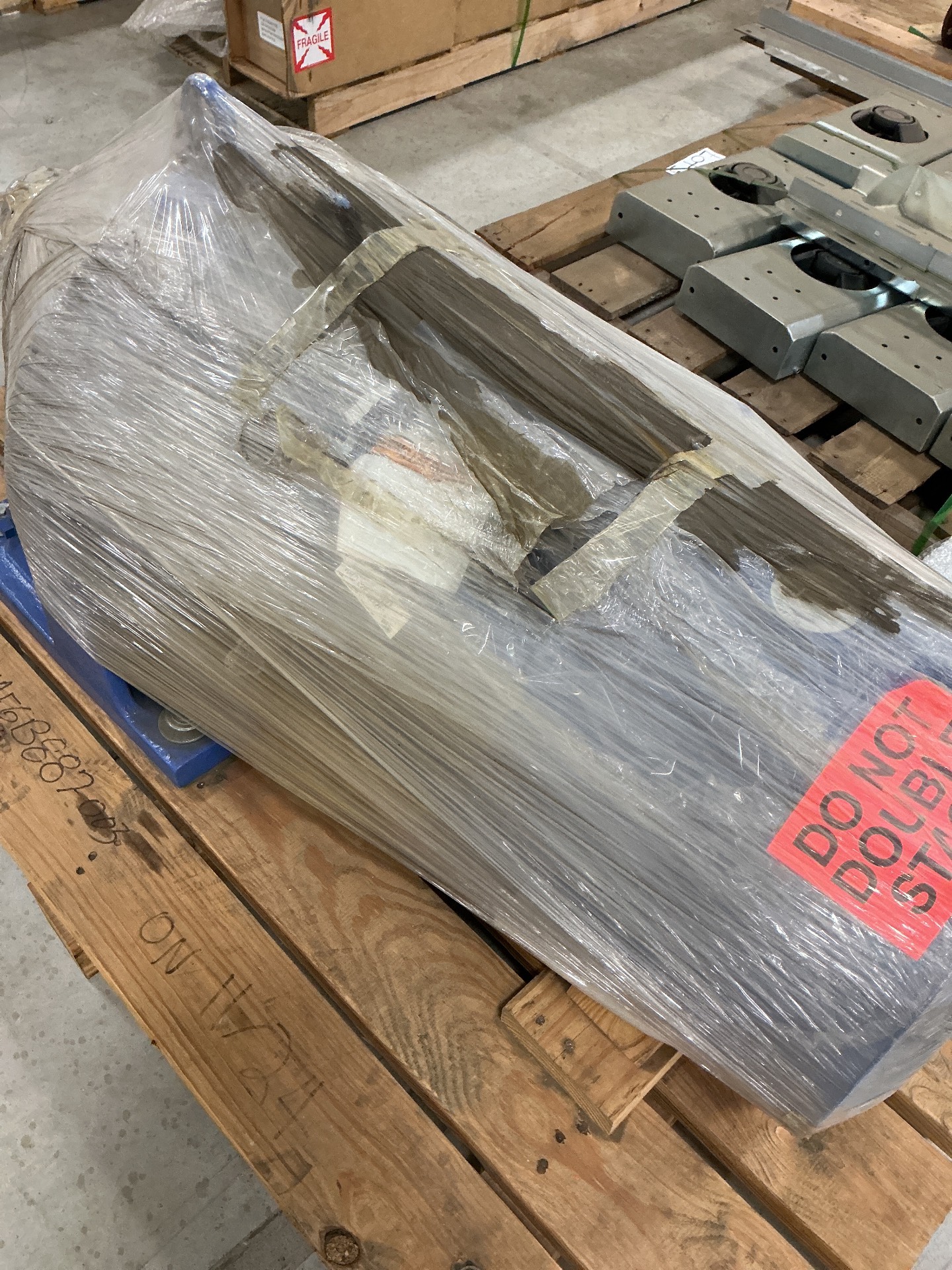 BULK QTY OF INDUSTRIAL PARTS AND PNEUMATIC COMPONENTS - undefined