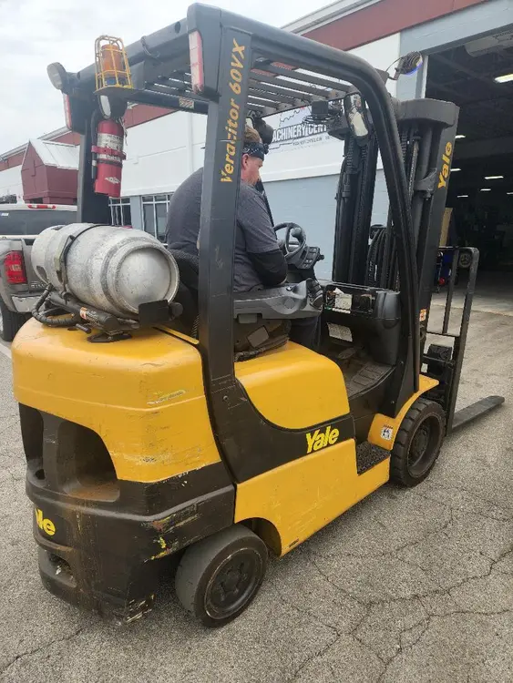 2015 YALE GLC060VXNVSE085 FORKLIFT, 5500LBS LIFT, LPG, 3 STAGE MAST, 48IN FORKS - undefined