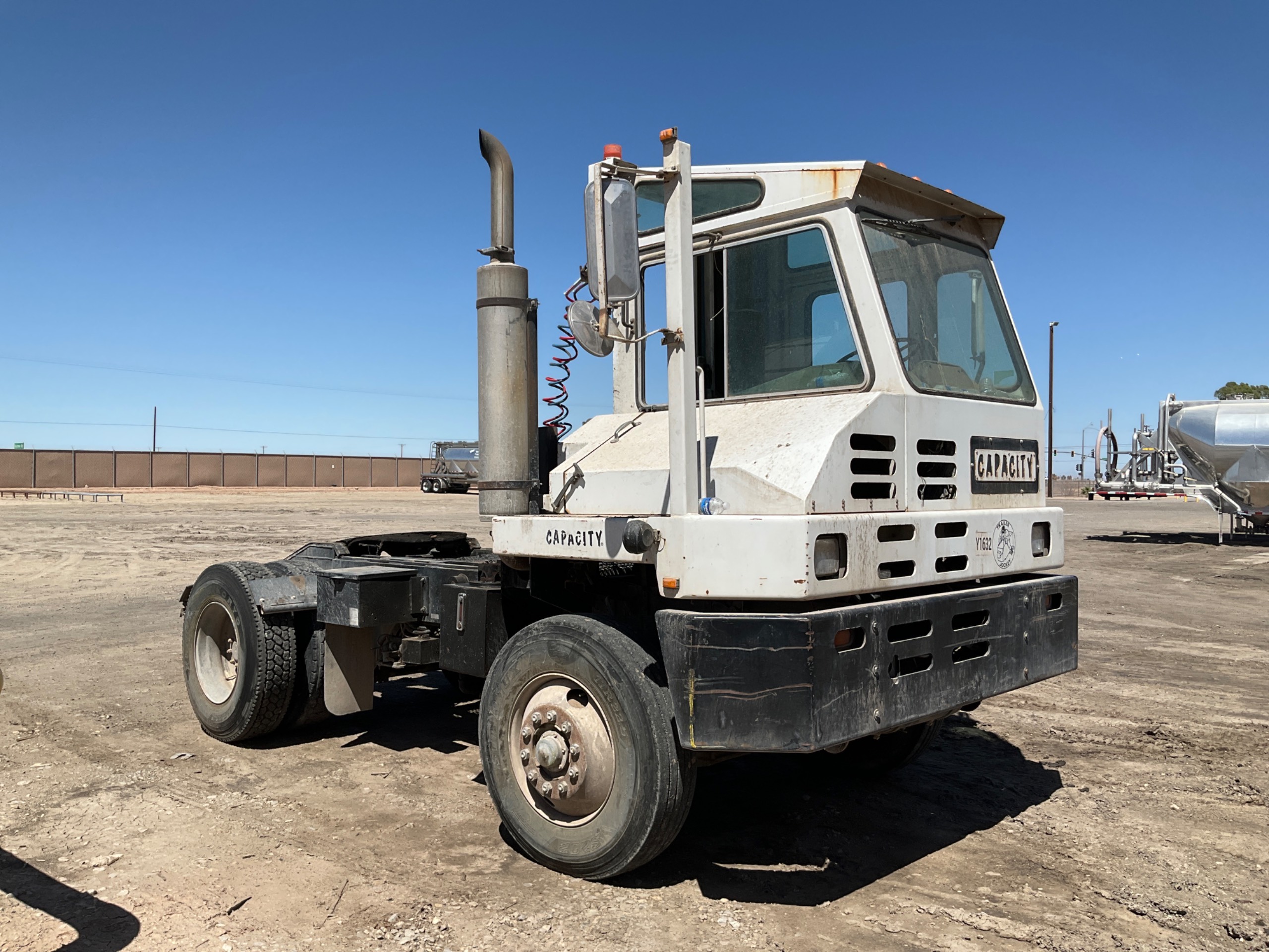 2000 CAPACITY TRUCKS TJ5000 UTILITY TRUCK - undefined