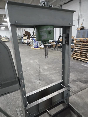 DAKE 50H 50-TON ADJUSTABLE HYDRAULIC H-FRAME SHOP PRESS - undefined