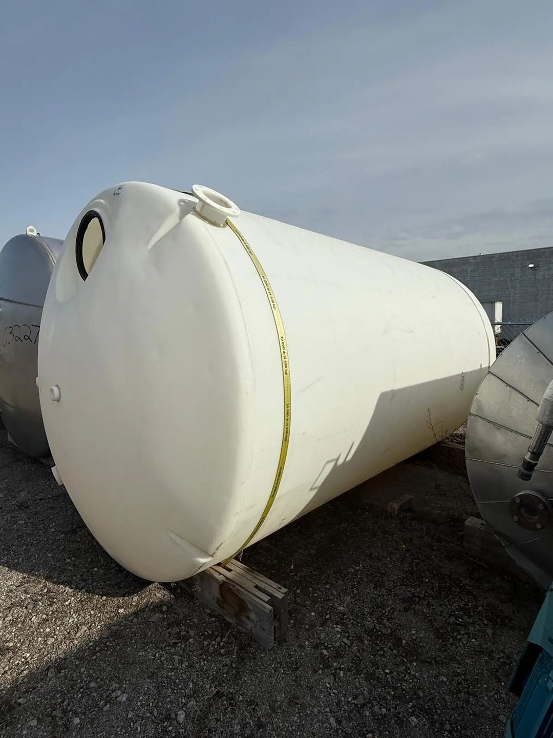 POLY STORAGE TANK, 22500L, POLYETHYLENE, VERTICAL, 100X100X175IN, 2000 LBS - undefined