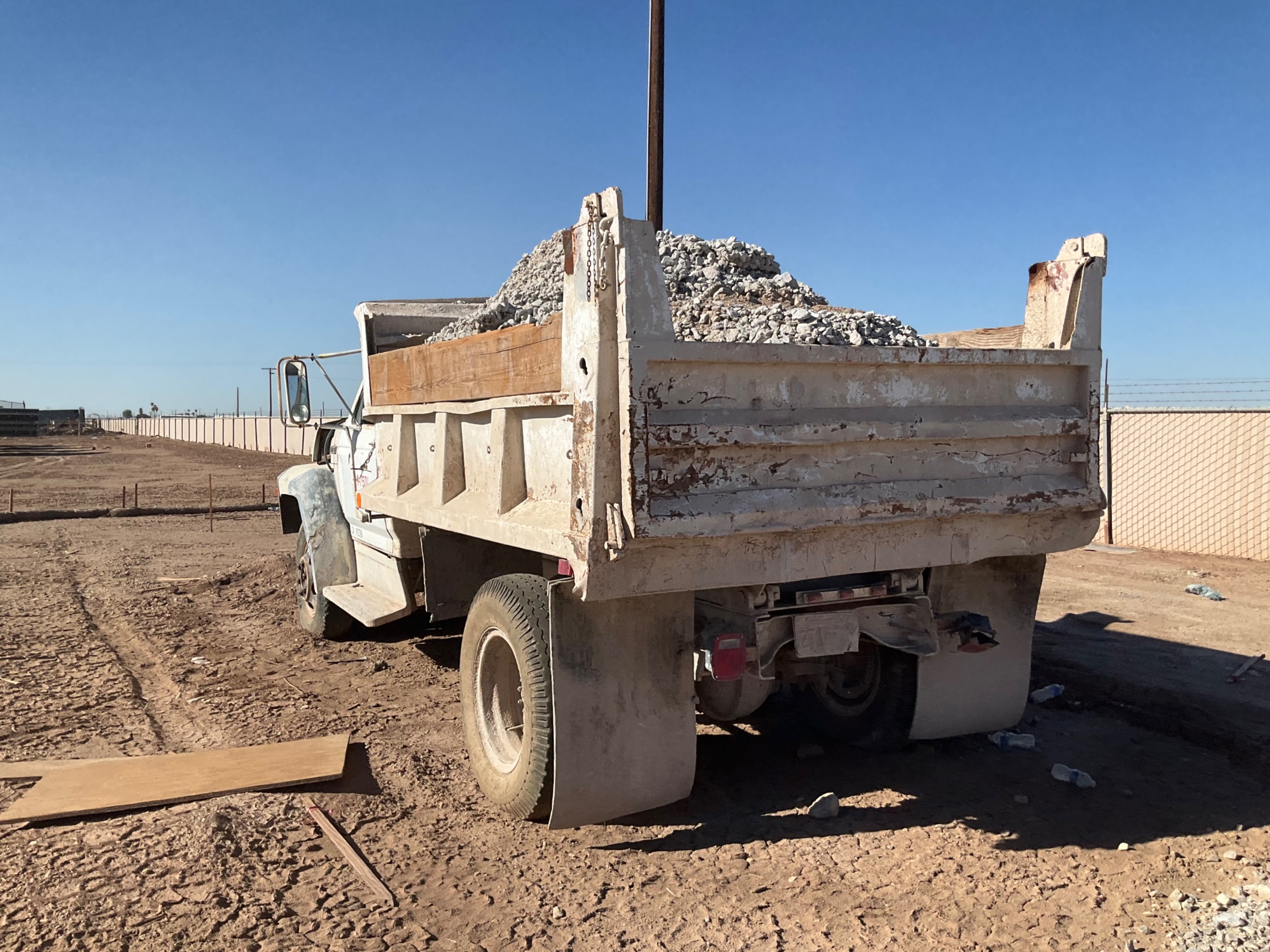 1982 FORD F600 DUMP TRUCK - undefined
