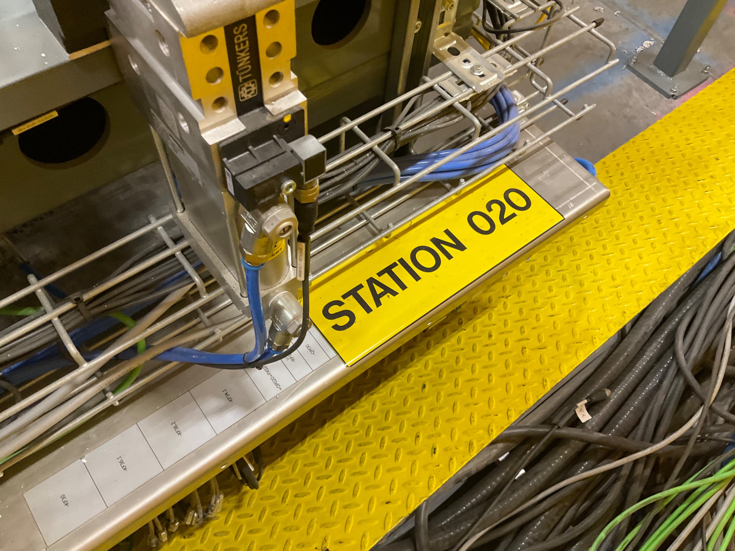 ROBOTIC CLAMPING FIXTURE TABLE - undefined