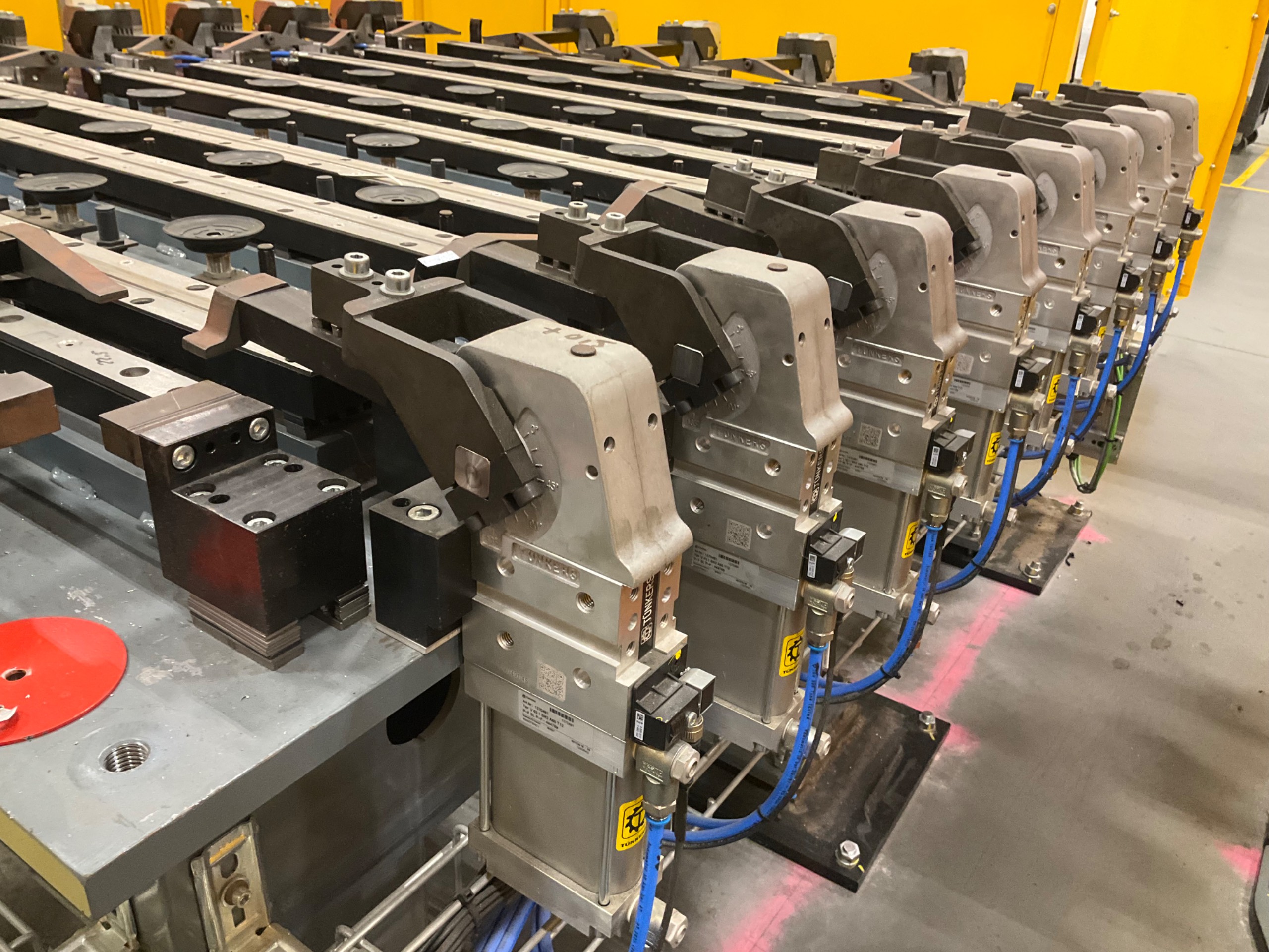 ROBOTIC CLAMPING FIXTURE TABLE - undefined