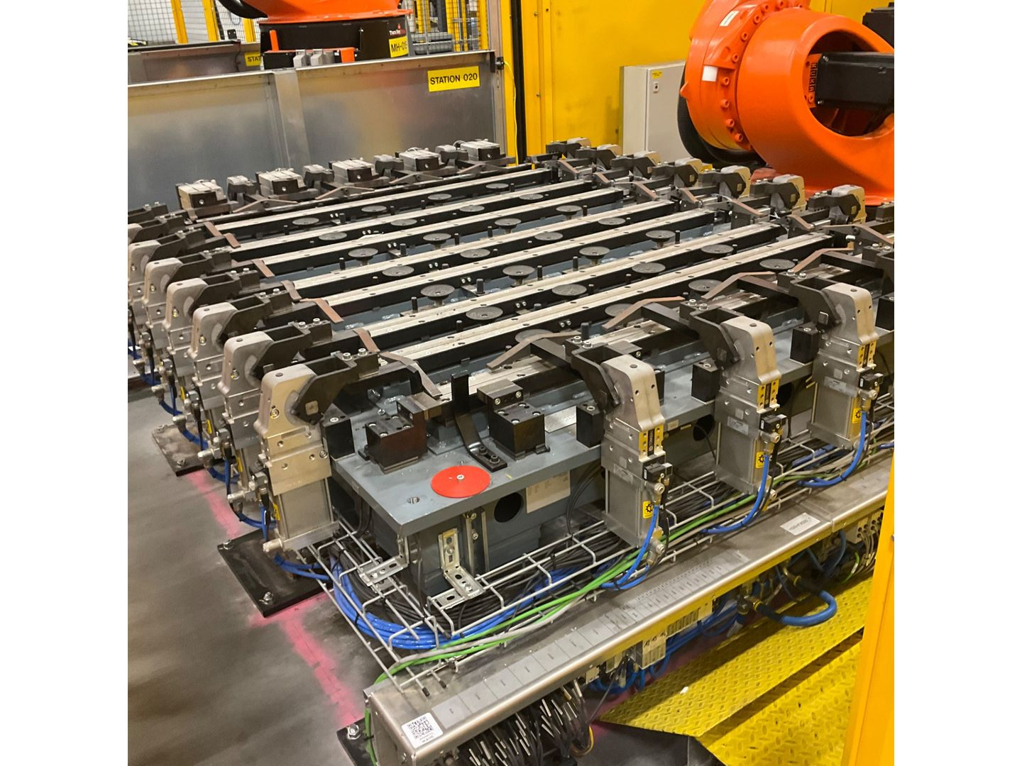 ROBOTIC CLAMPING FIXTURE TABLE - undefined